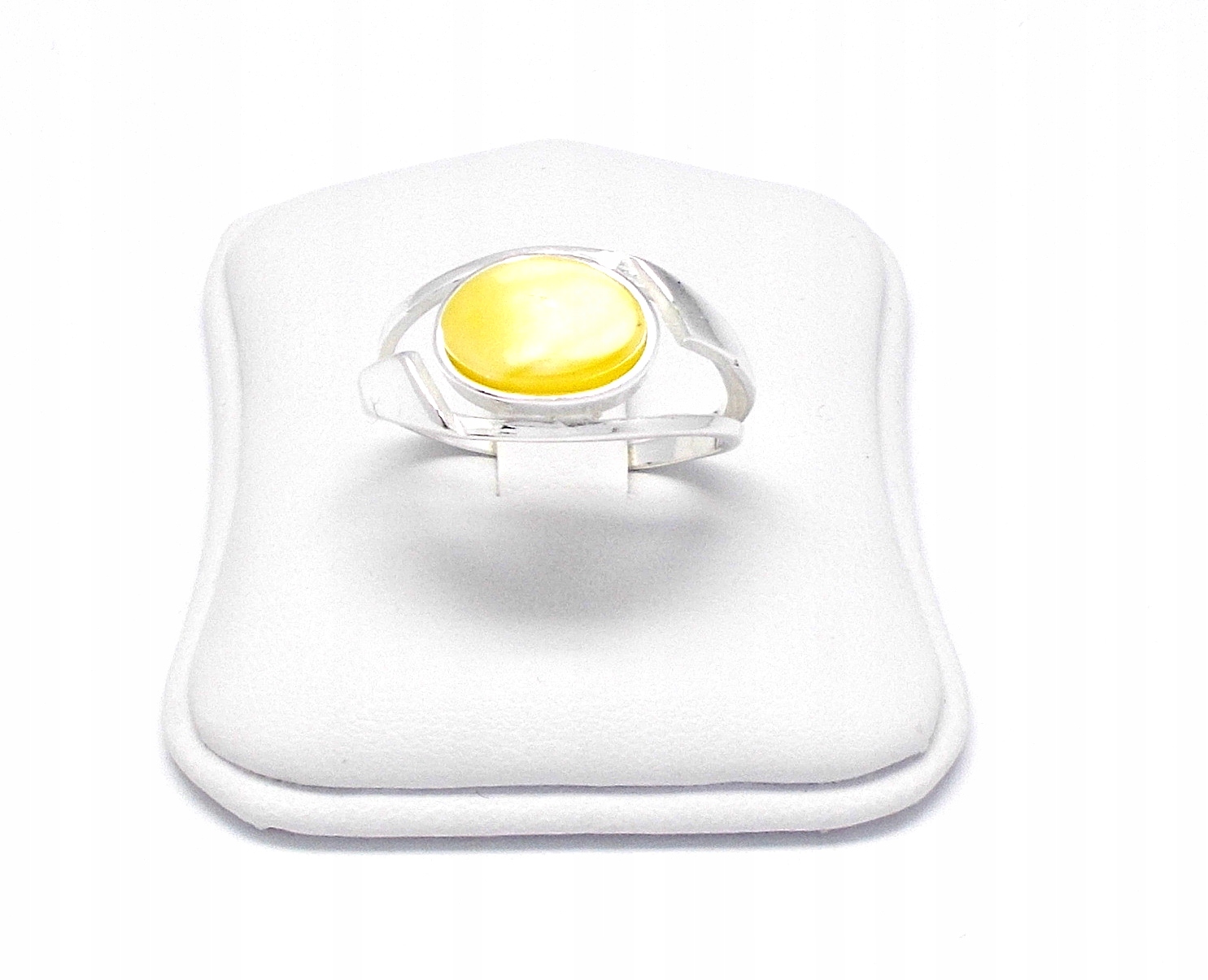 Stříbrný prstýnek se žlutým jantarem