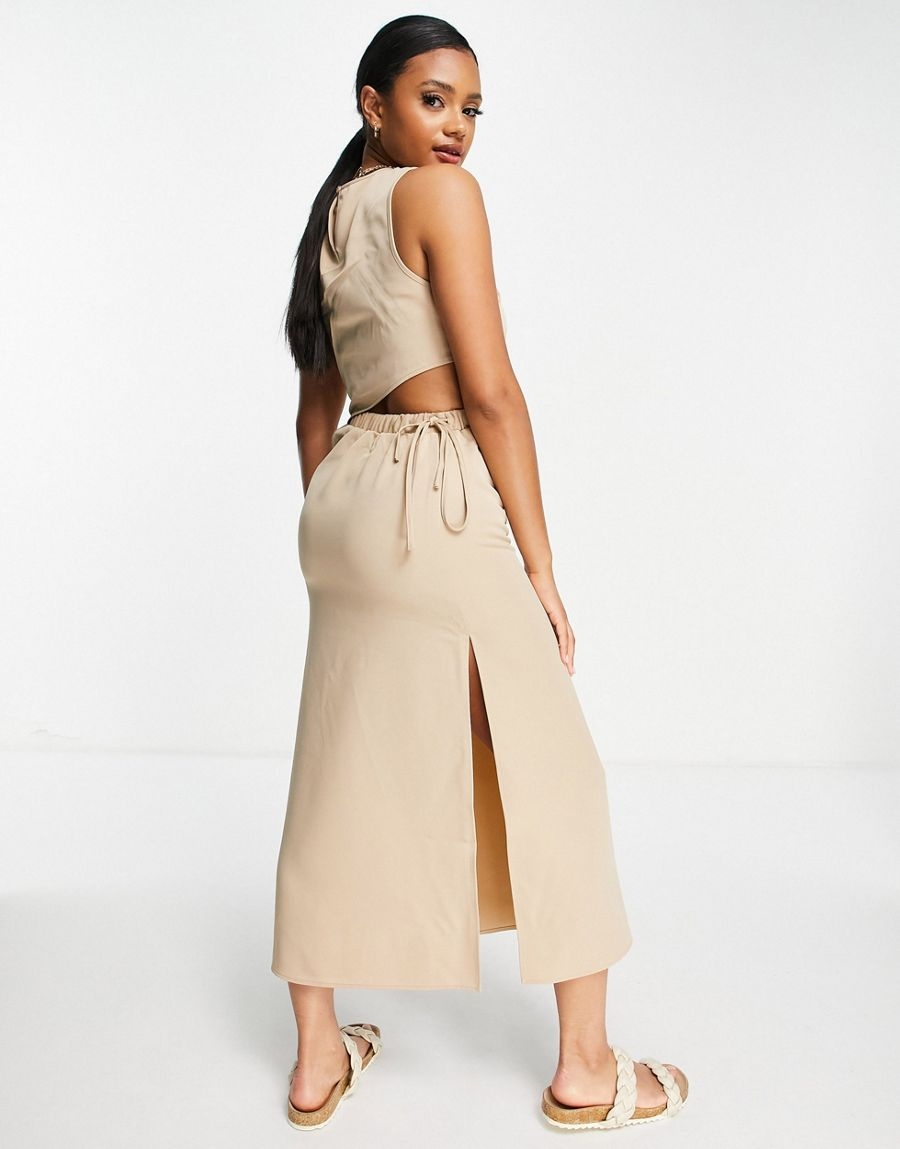 NA-KD SUKIENKA BEŻOWA PROSTA KLASYCZNA _ 42 XL Rozmiar 42