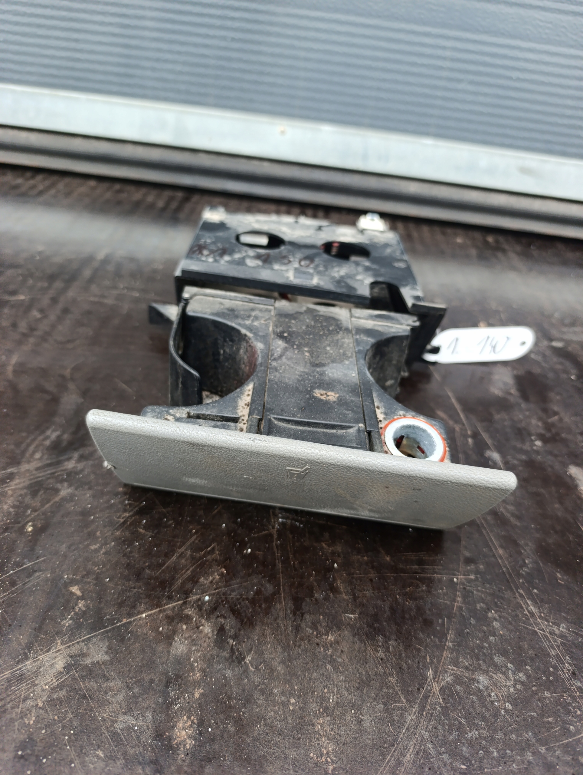 VW T5 PODWOJNY bracket for KUBKI/ damaged