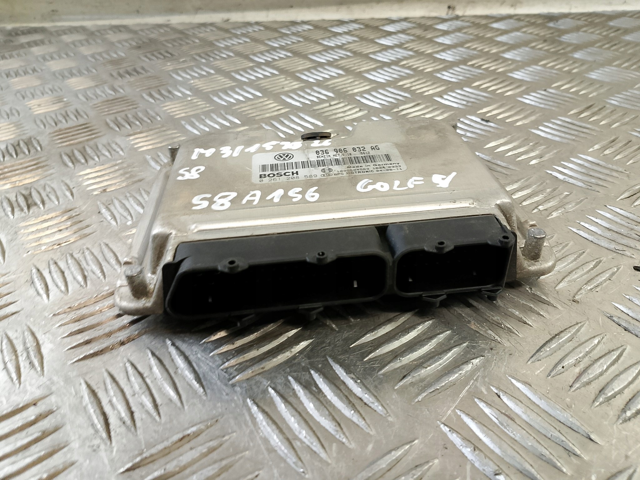 control unit of the engine VW GOLF V 5 1.4 B 036906032AG 0261208589