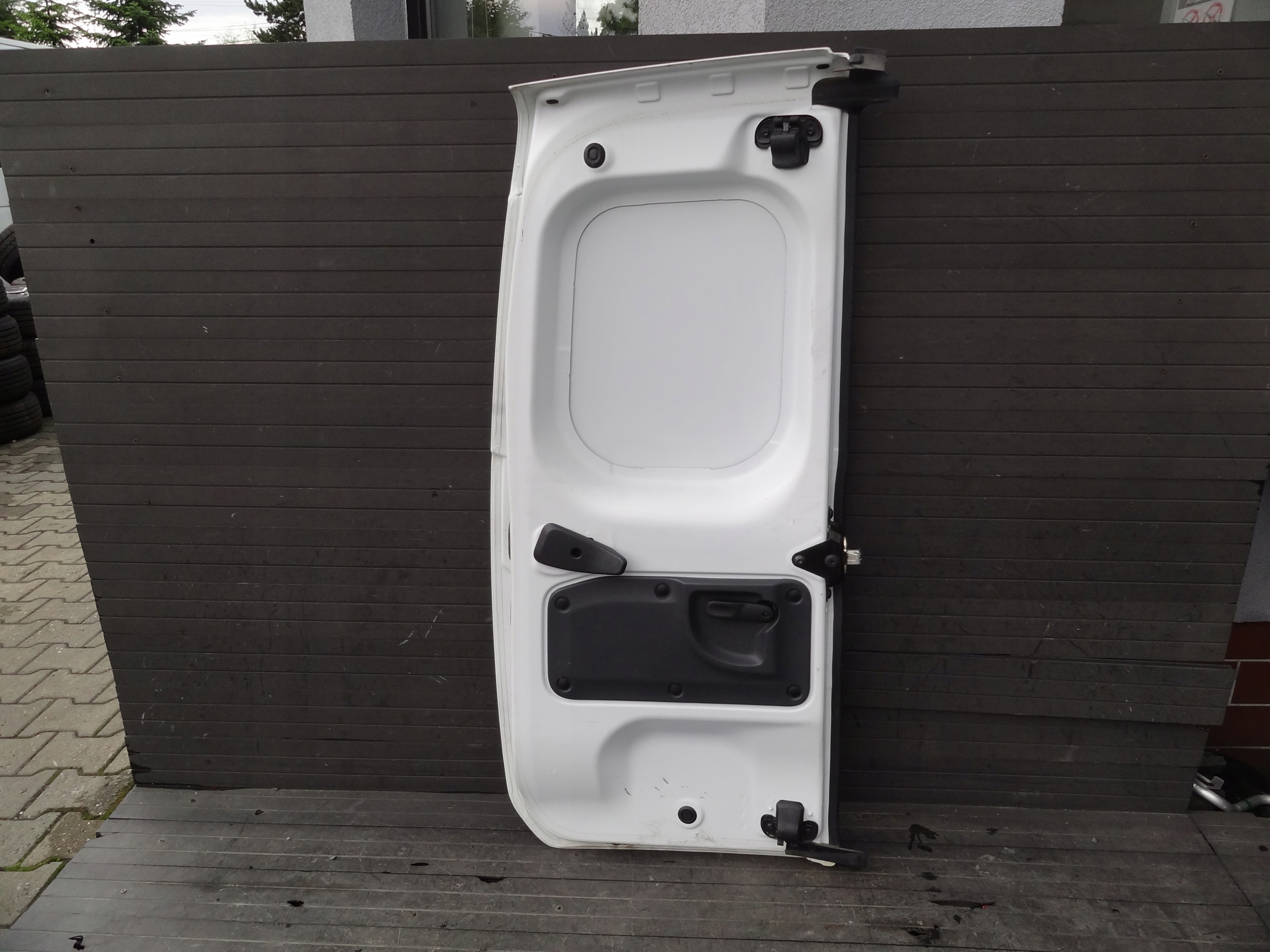 RENAULT EXPRESS II 2023 DRZWI TYLNE PRAWE SKRZYDELKOWE KOMPLETNE ORYGINAL Strona zabudowy tył - prawa