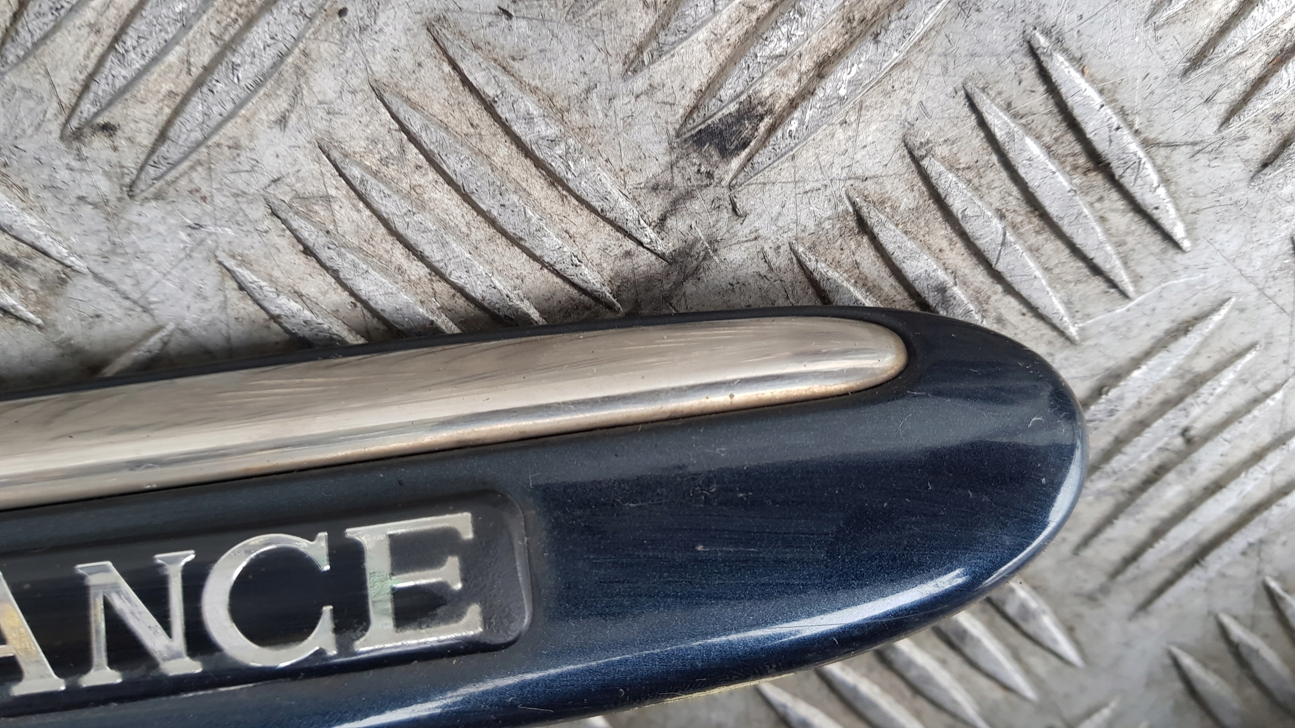 MERCEDES W220 lišta blatníku pravý předek elegance