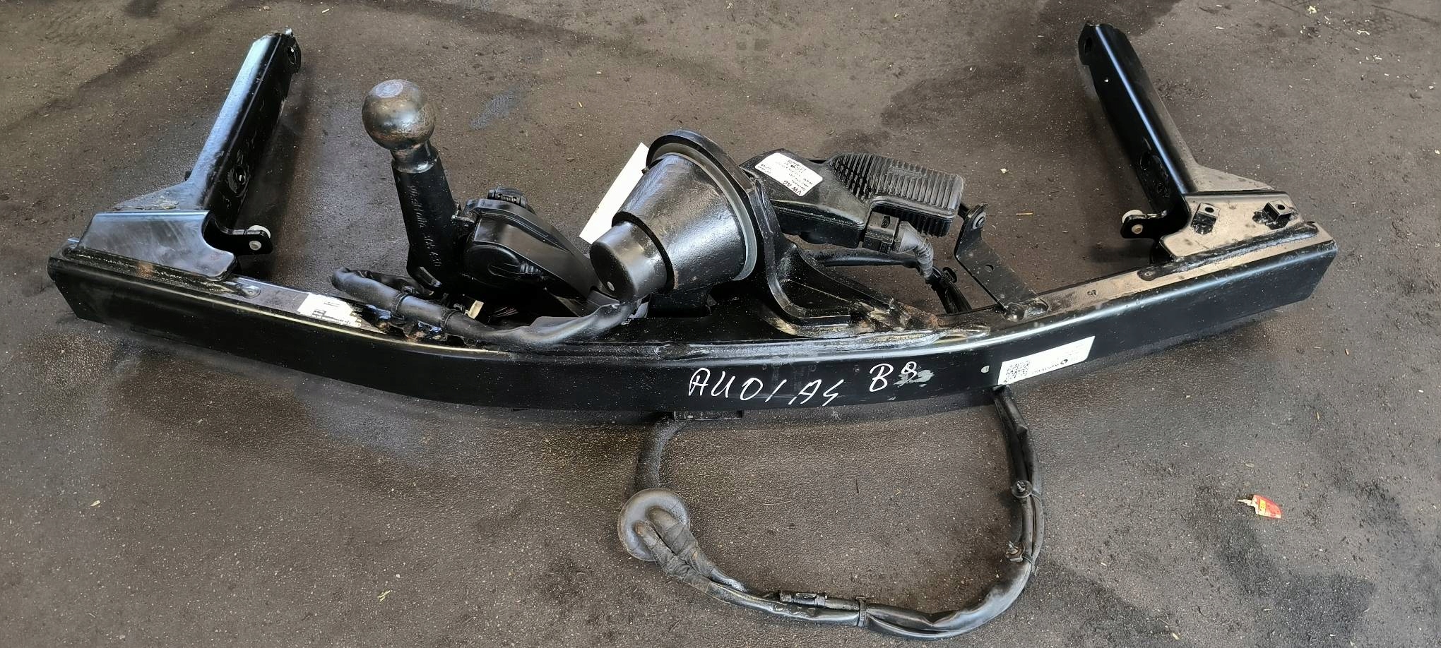 tow 8W0800491M AUDI A4 B9 KOMBI
