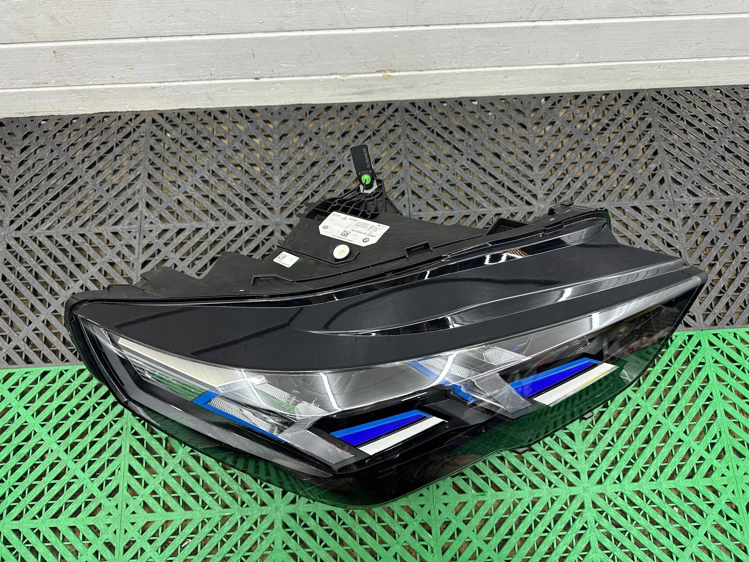 light front side right BMW X2 U10 5A77EB8