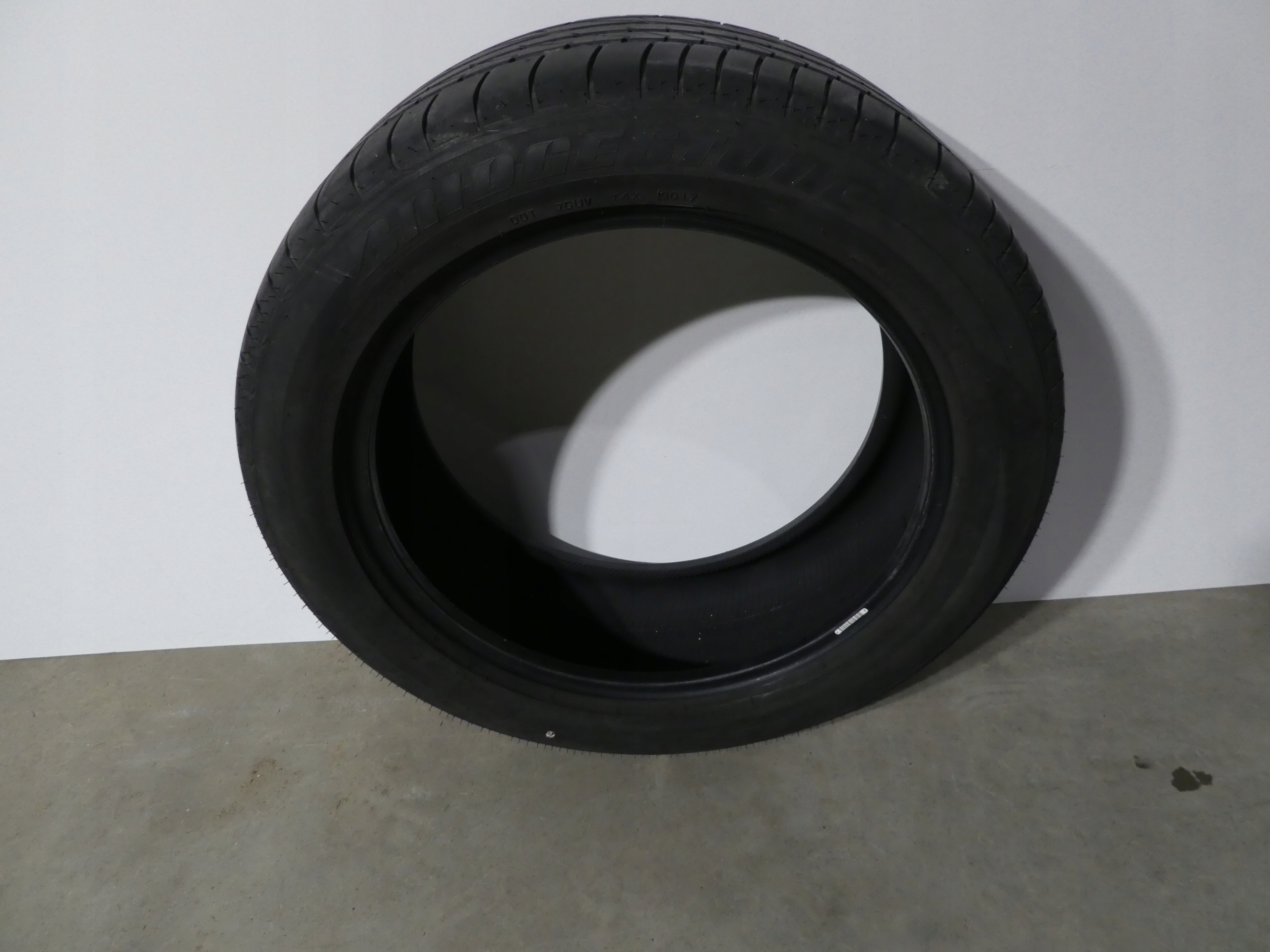 1X tyre Bridgestone 255/50/20 2017R