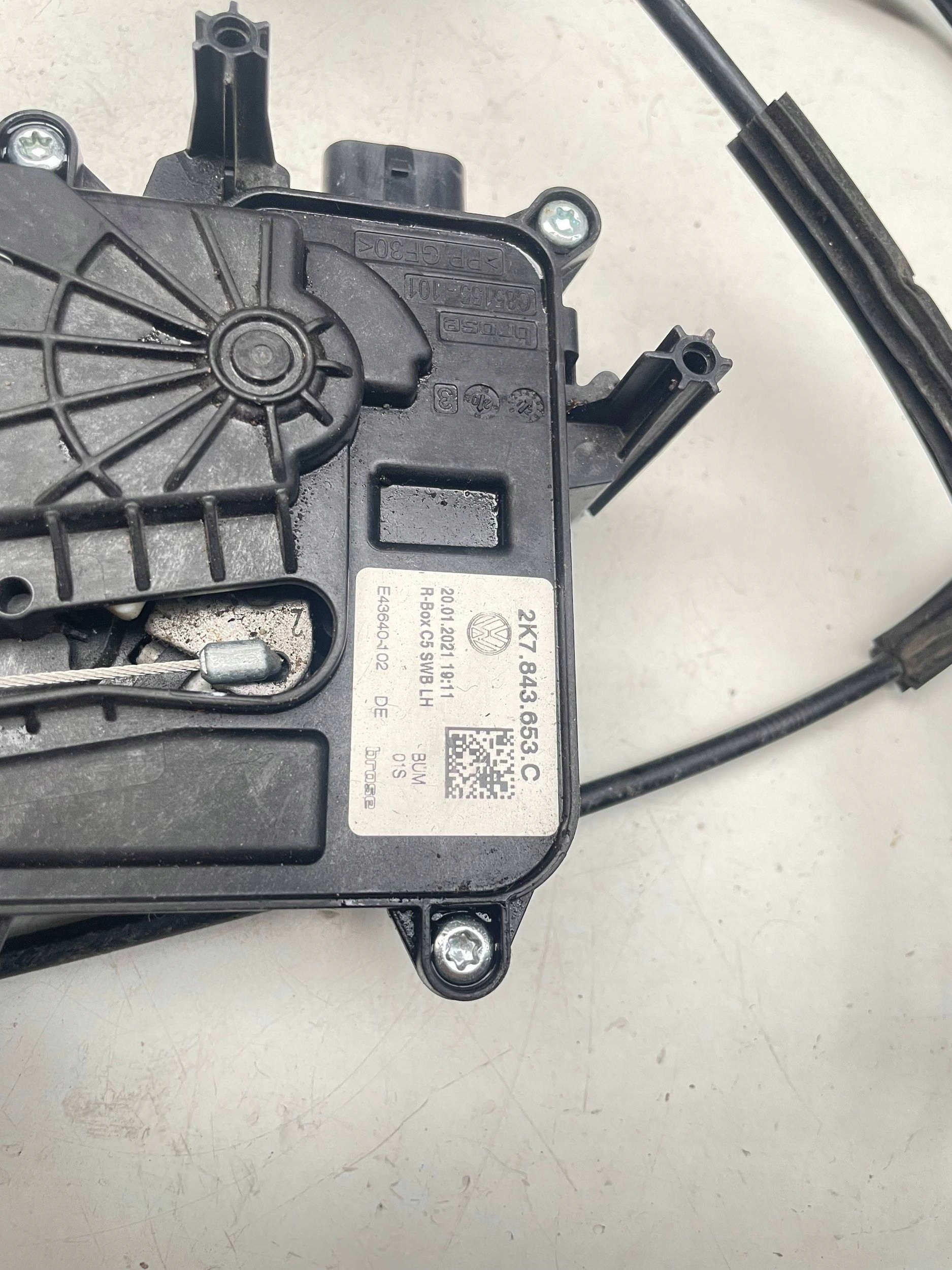 VW CADDY V lock pajak door left 2K7843653C !J