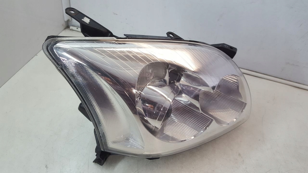 light front front right Toyota Avensis T25