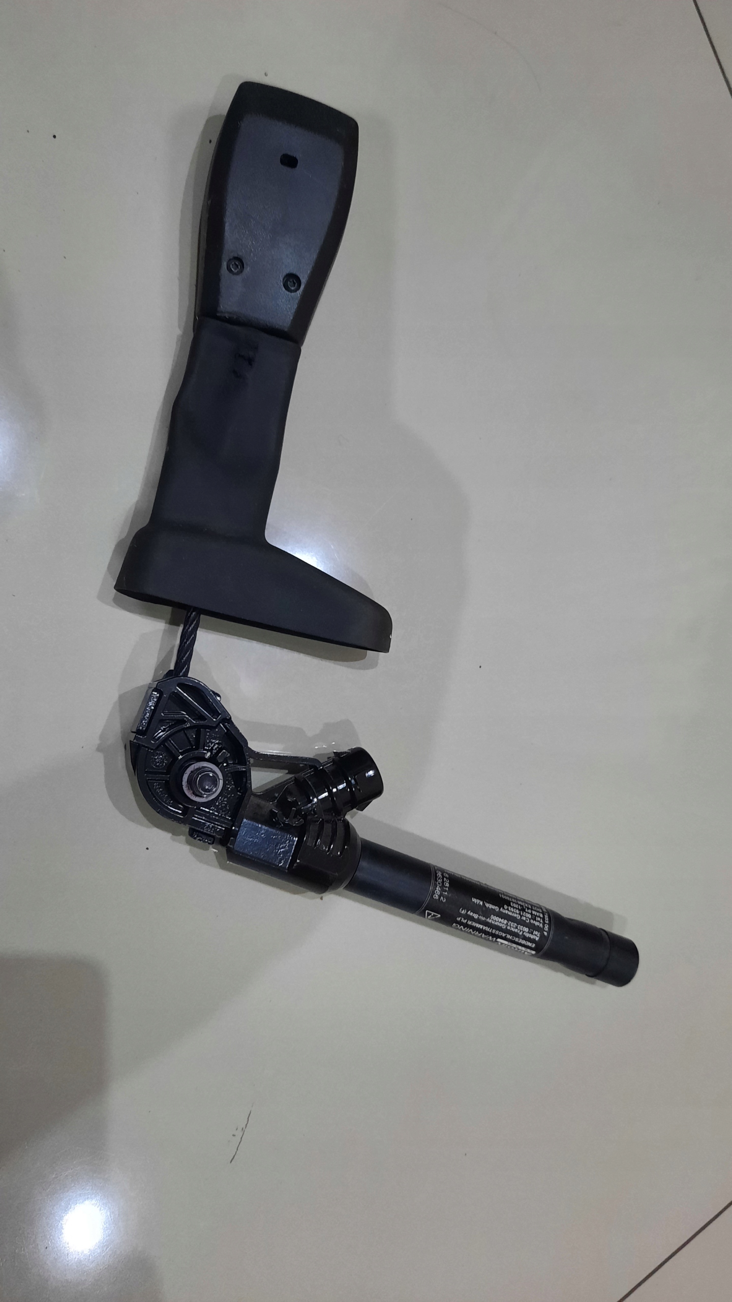 8630467 - VOLVO S60 V60 XC60 натягувач ременя RH правий