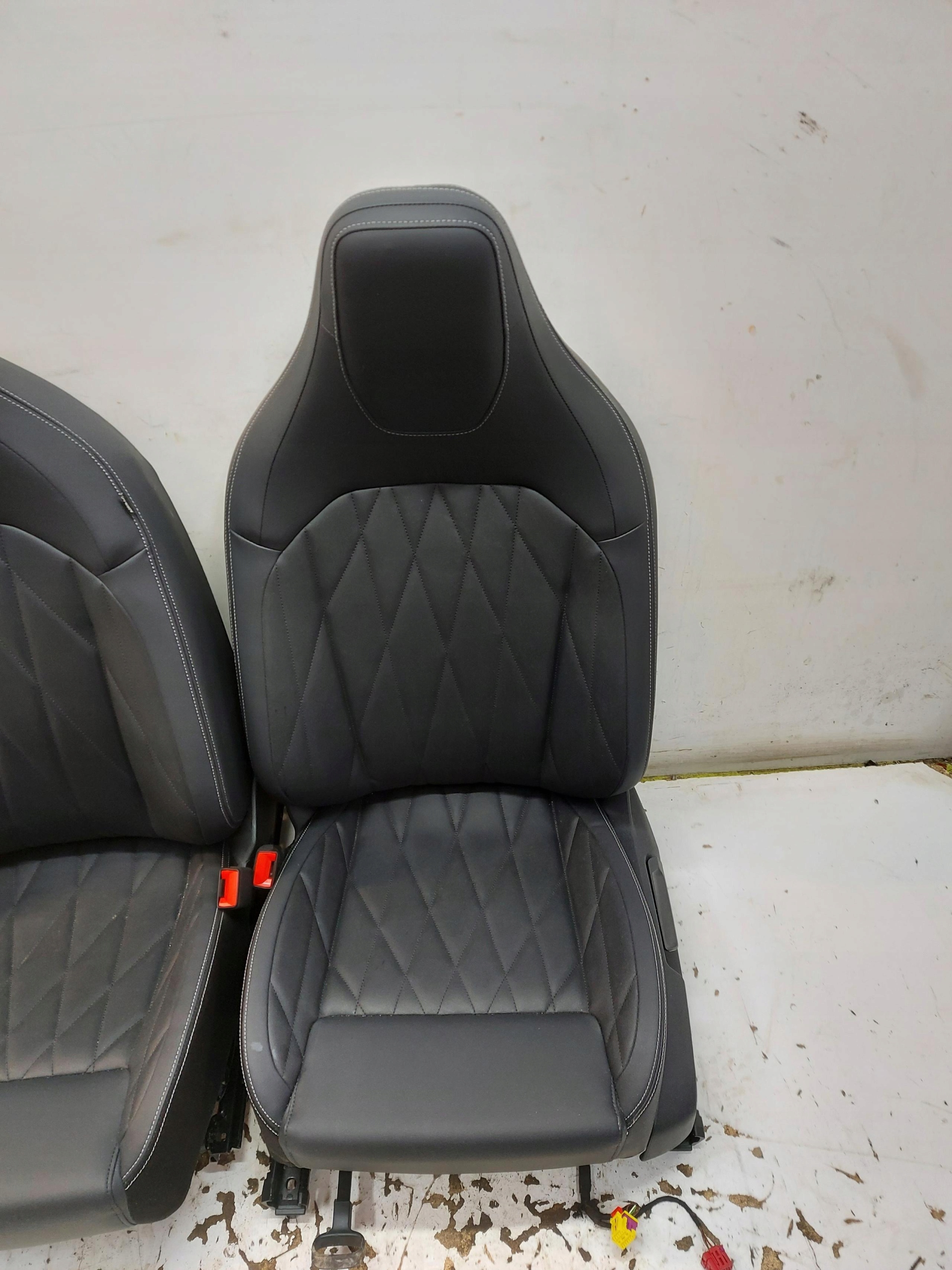 Ford Explorer VII R2KB, KANAPY Sitze vorne heck KPL