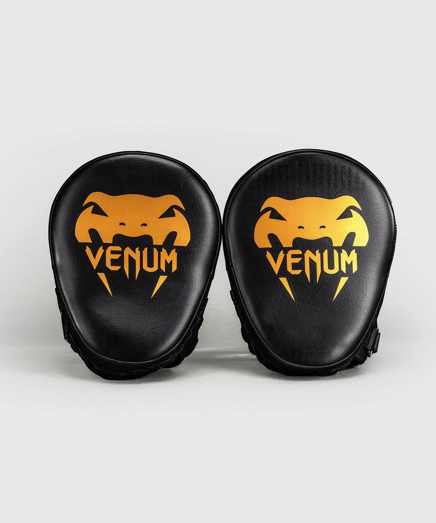 Lapy Venum "Light" Focus Mitts Black/Gold VENUM-1119-126