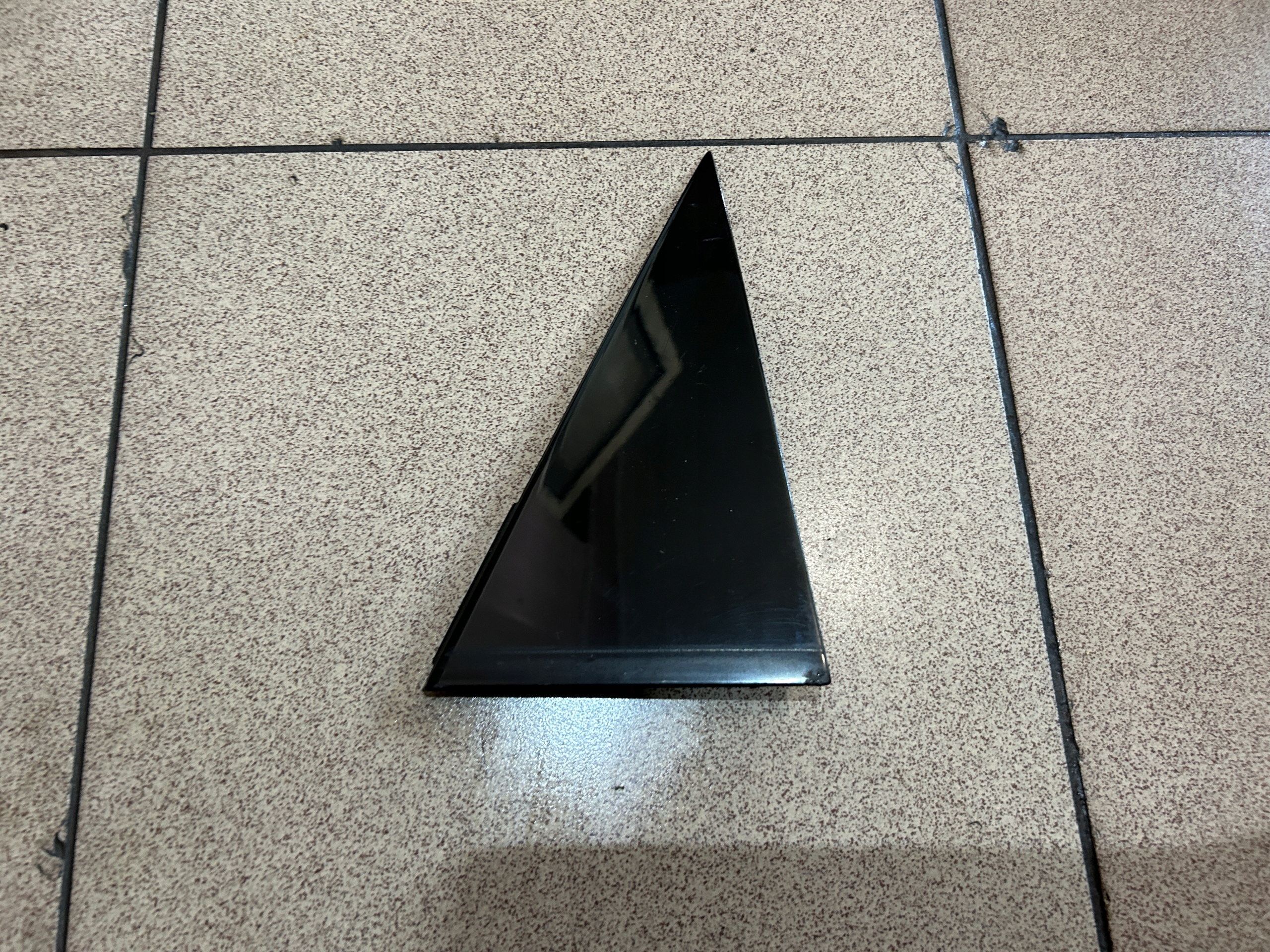 TRÓJKĄT RAMKA USZCZELKA DRZWI SZYBY PRAWY TYŁ AUDI A6 C5 KOMBI