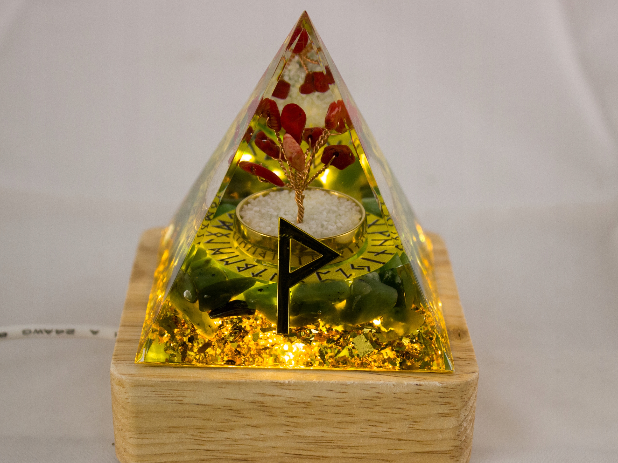 PODSTAWKA LED OŚWIETLI TWOJĄ FIGURKĘ PIRAMIDKĘ FENG SHUI PODŚWIETLENIE 7 cm Kolor naturalny odcienie brązu i beżu