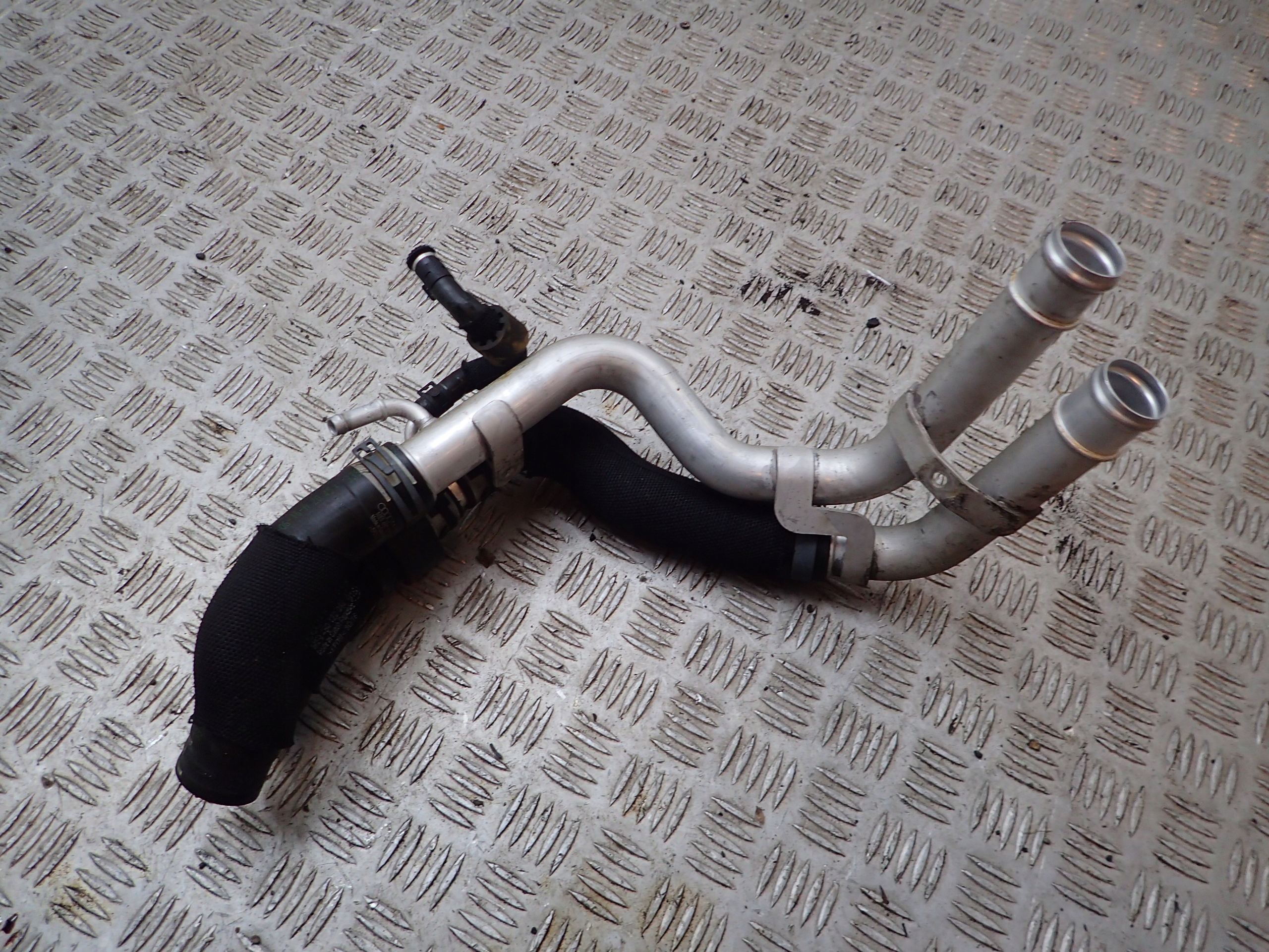 AUDI R8 4S водяна трубка 4S0121065E