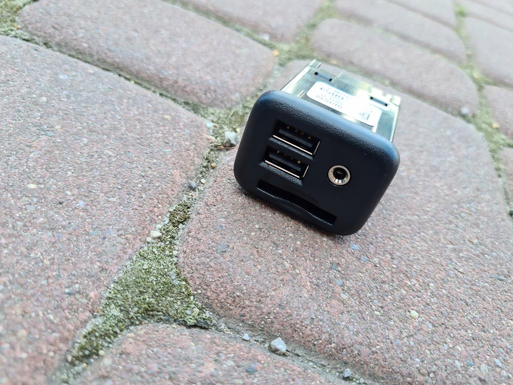 Роз'єм USB задній Opel Insignia b 13526854