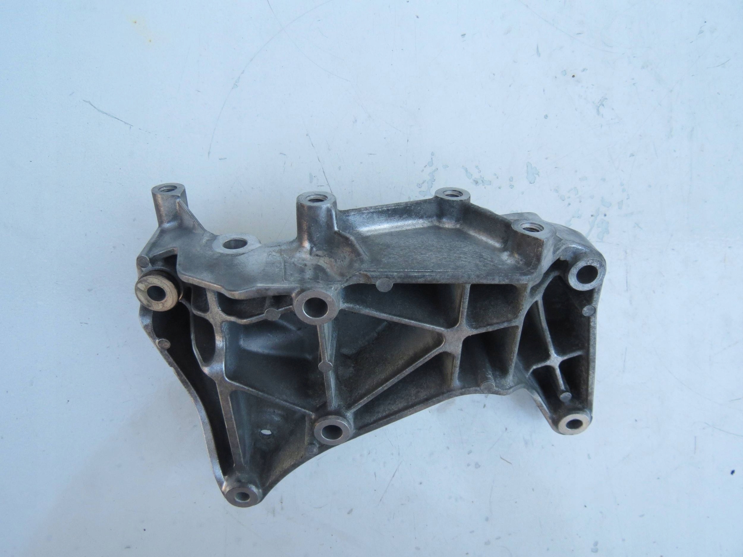 Halter ALTERNATORA VOLVO XC60 II 2.0 T6 2017 31430704