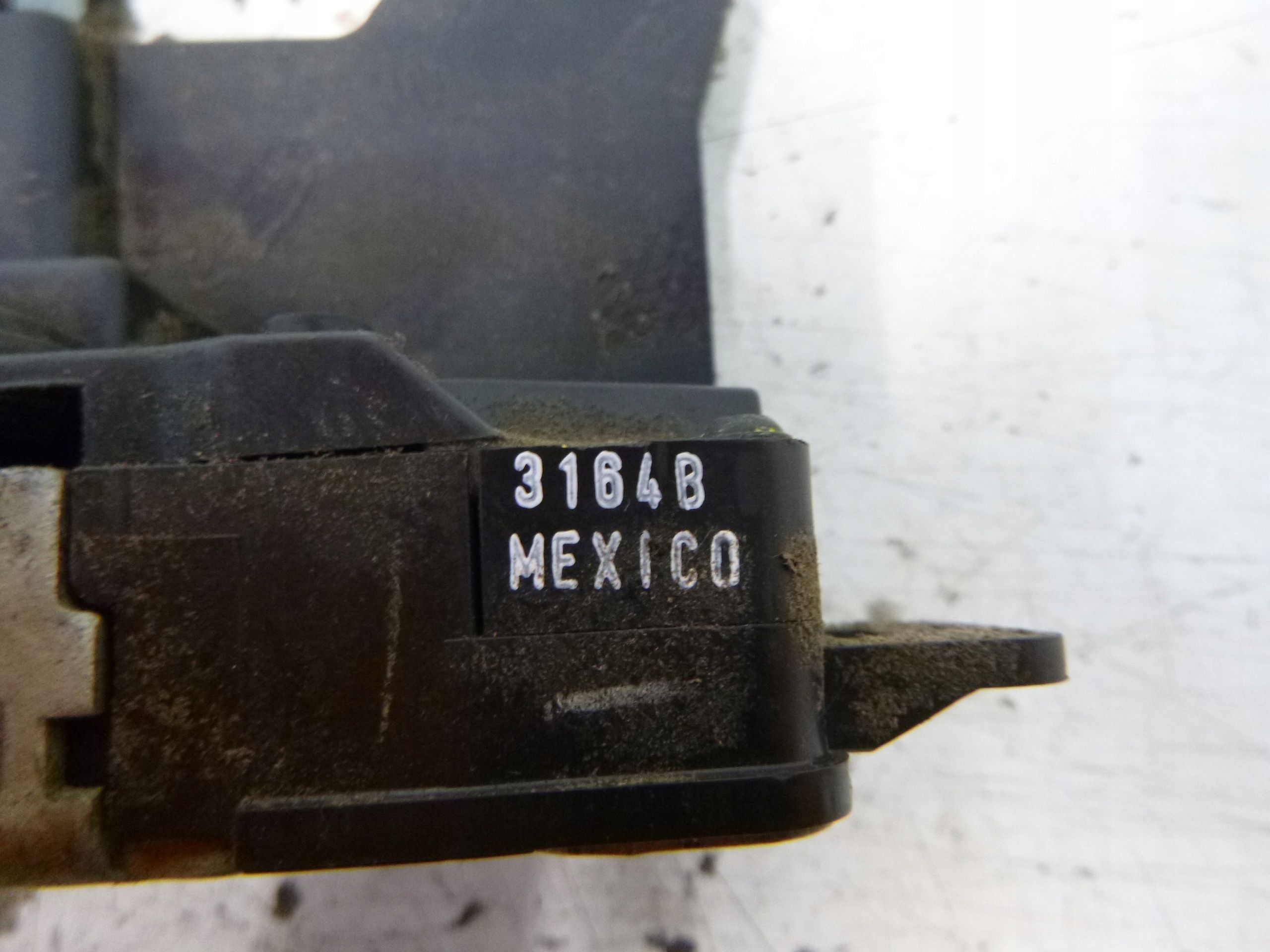 lock door front left Mazda Tribute 2000-2007 D 344 4073