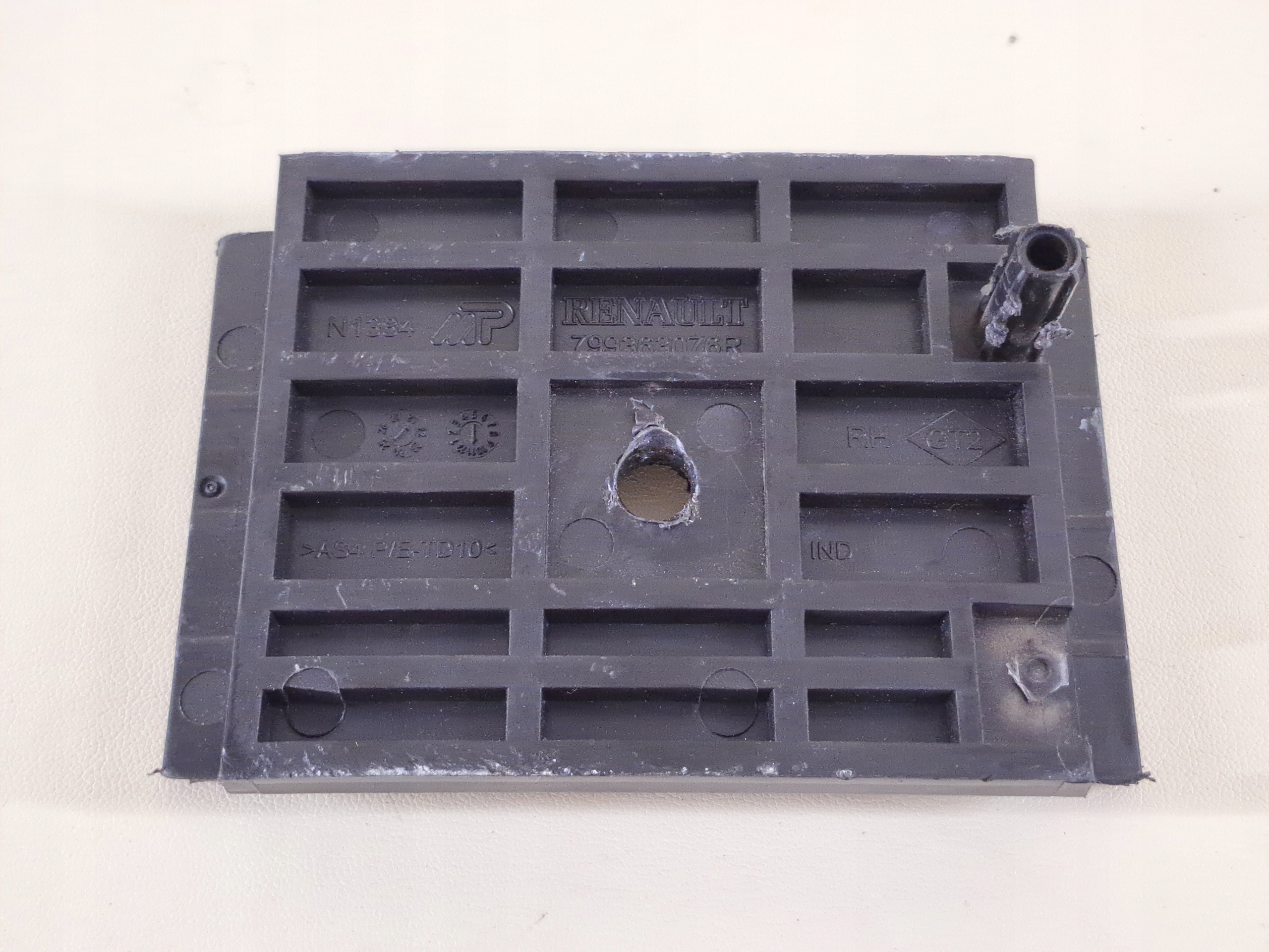 plastic holder bracket boot rear panel right DACIA LOGAN 3 III 21r