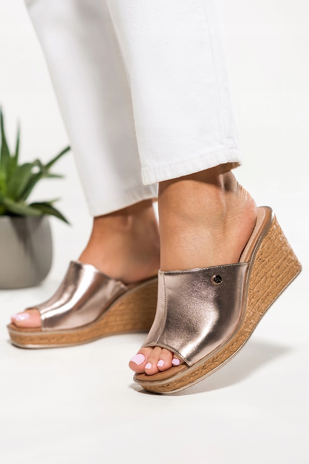 ZŁOTE KLAPKI DAMSKIE NA KOTURNIE ZE SKÓRZANĄ WKŁADKĄ LEKKIE WYGODNE r 39 Oryginalne opakowanie producenta pudełko