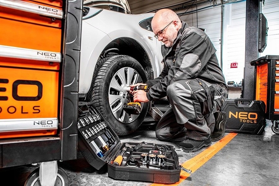 KLUCZ UDAROWY AKUMULATOROWY 2*18V,2.0AH,ZESTAW NASADEK 1/2'' Rodzaj klucz udarowy