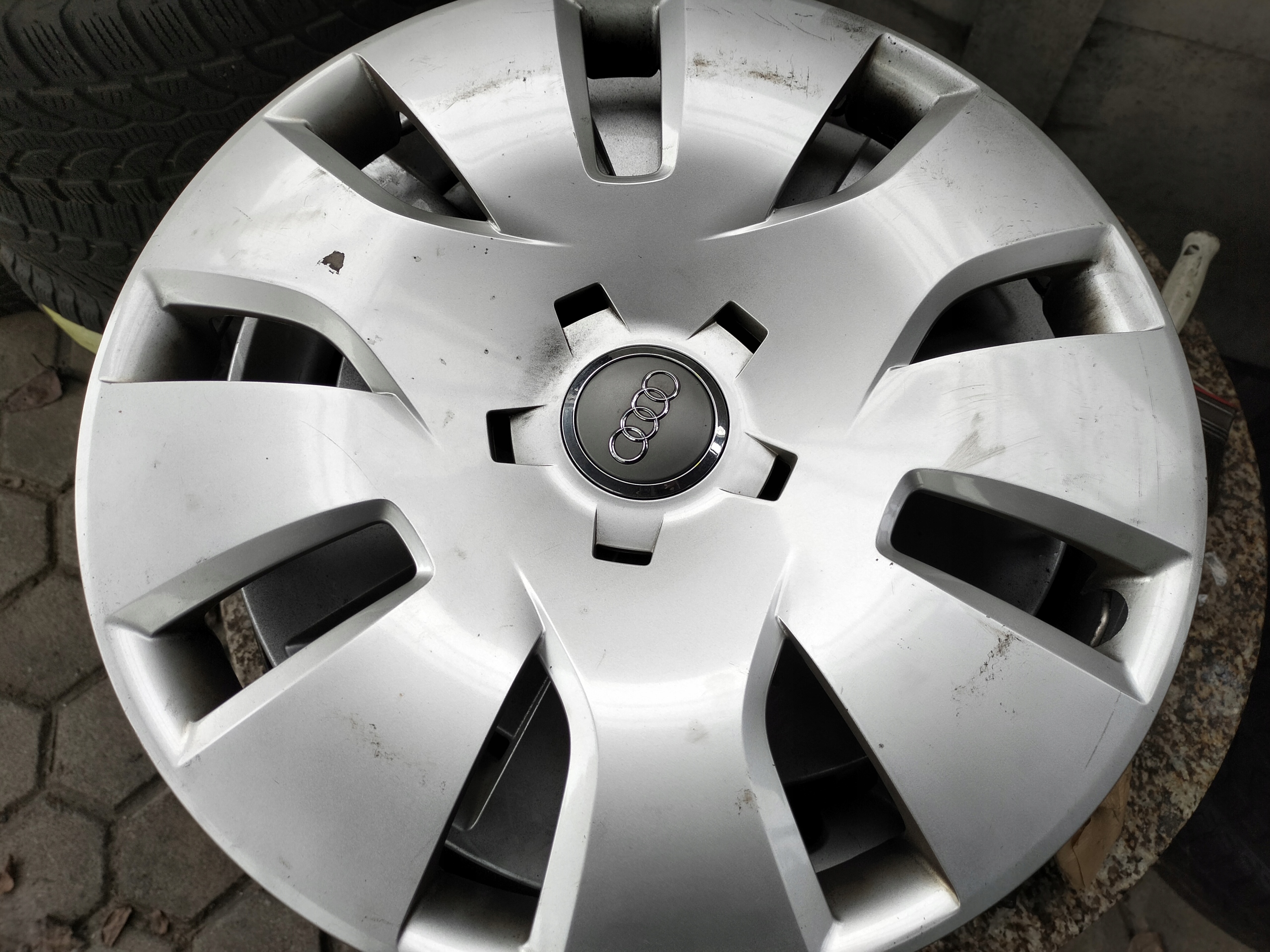 Оригинальные колпаки Audi 16 дюймов 8k0601147