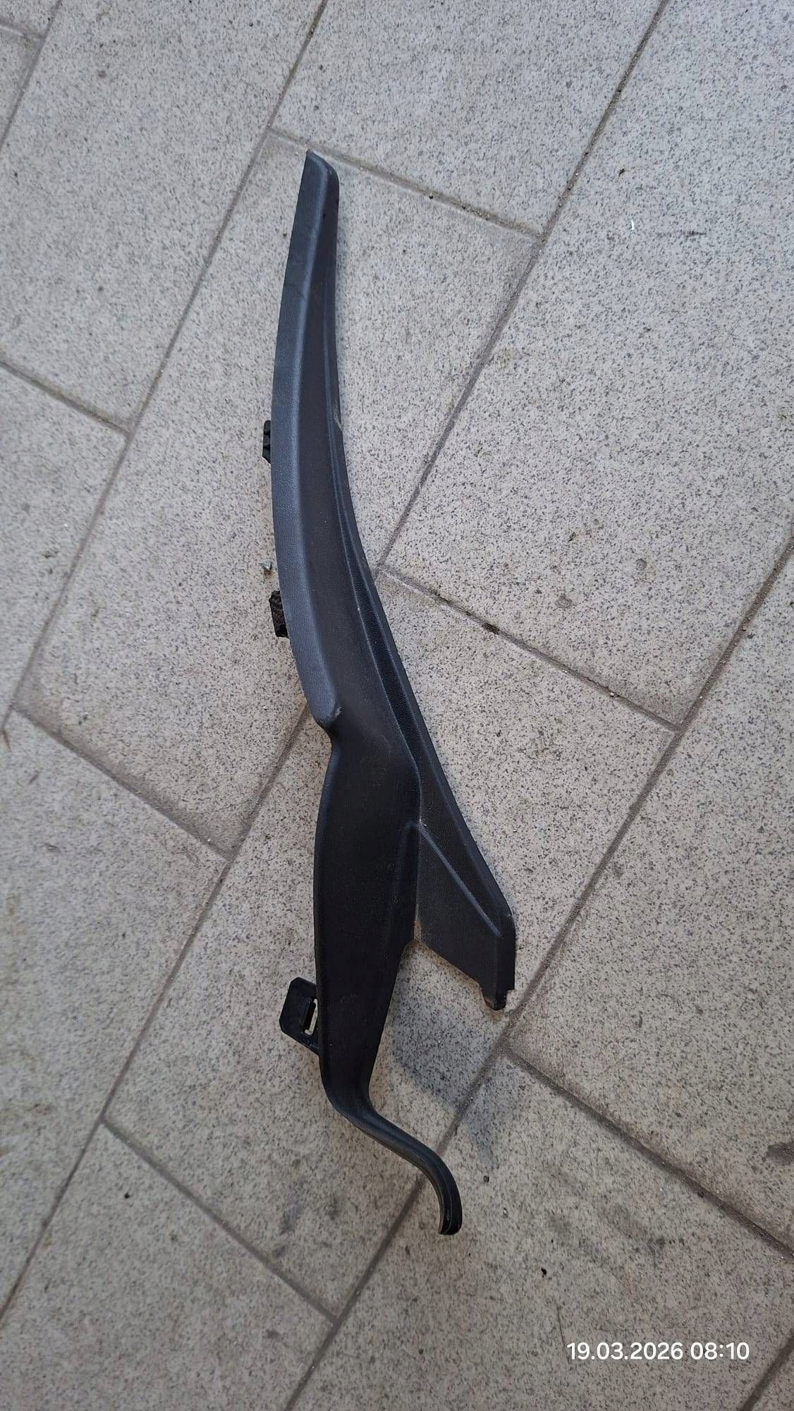 corner under the window right side Renault Arkana 668621615R