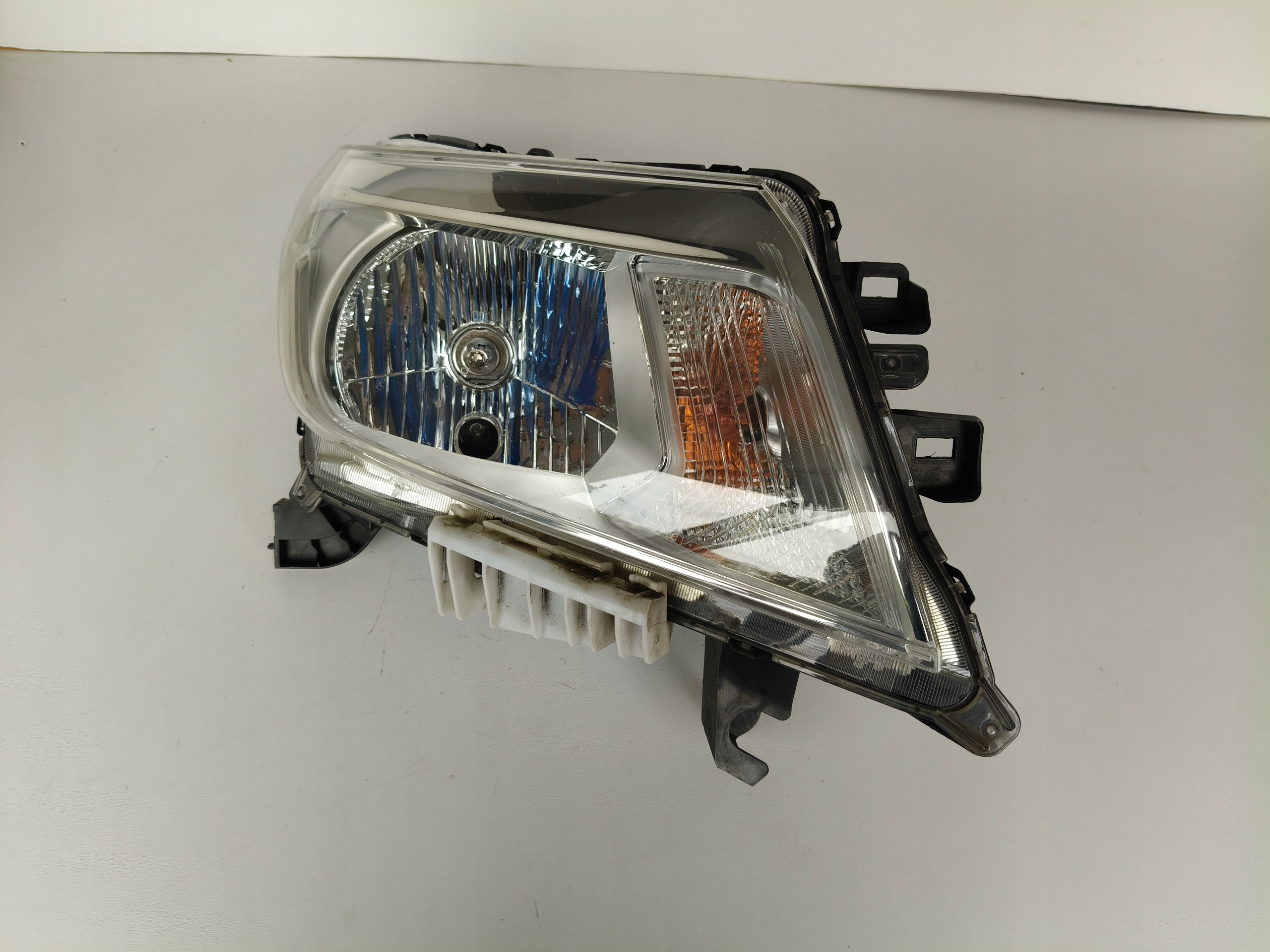 light right REFLEKTOR NISSAN NAVARA D23 NP300 16