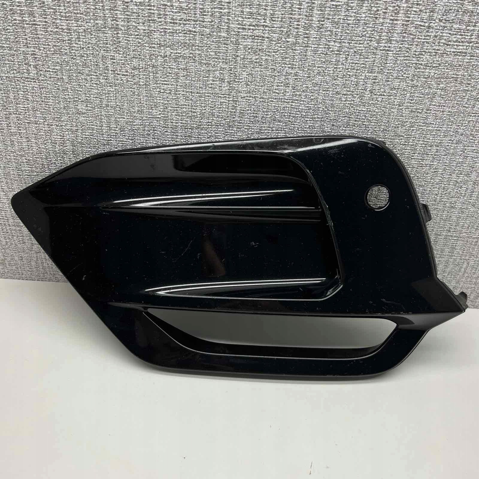 VOLVO S90 V90 R-design 2017-2020 grid of a bumper left 31425143