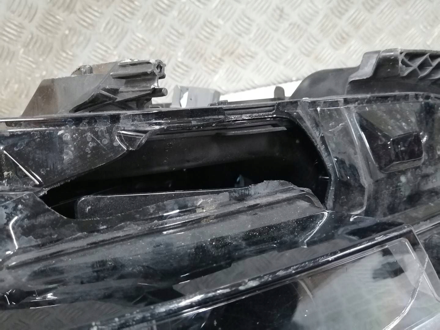 RR передняя левая volvo EX30 80000401