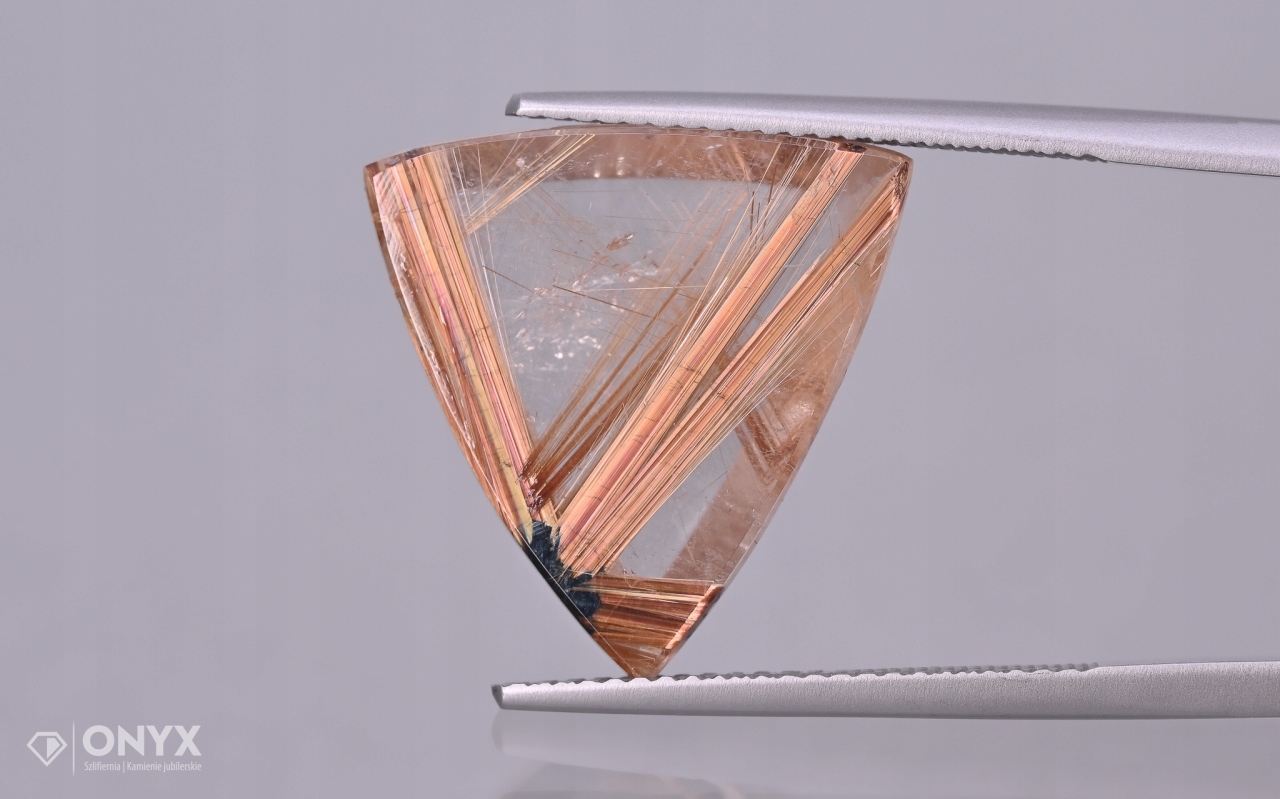 Křemen s rutilovou nepravidelnou deskou 18x17,5 mm