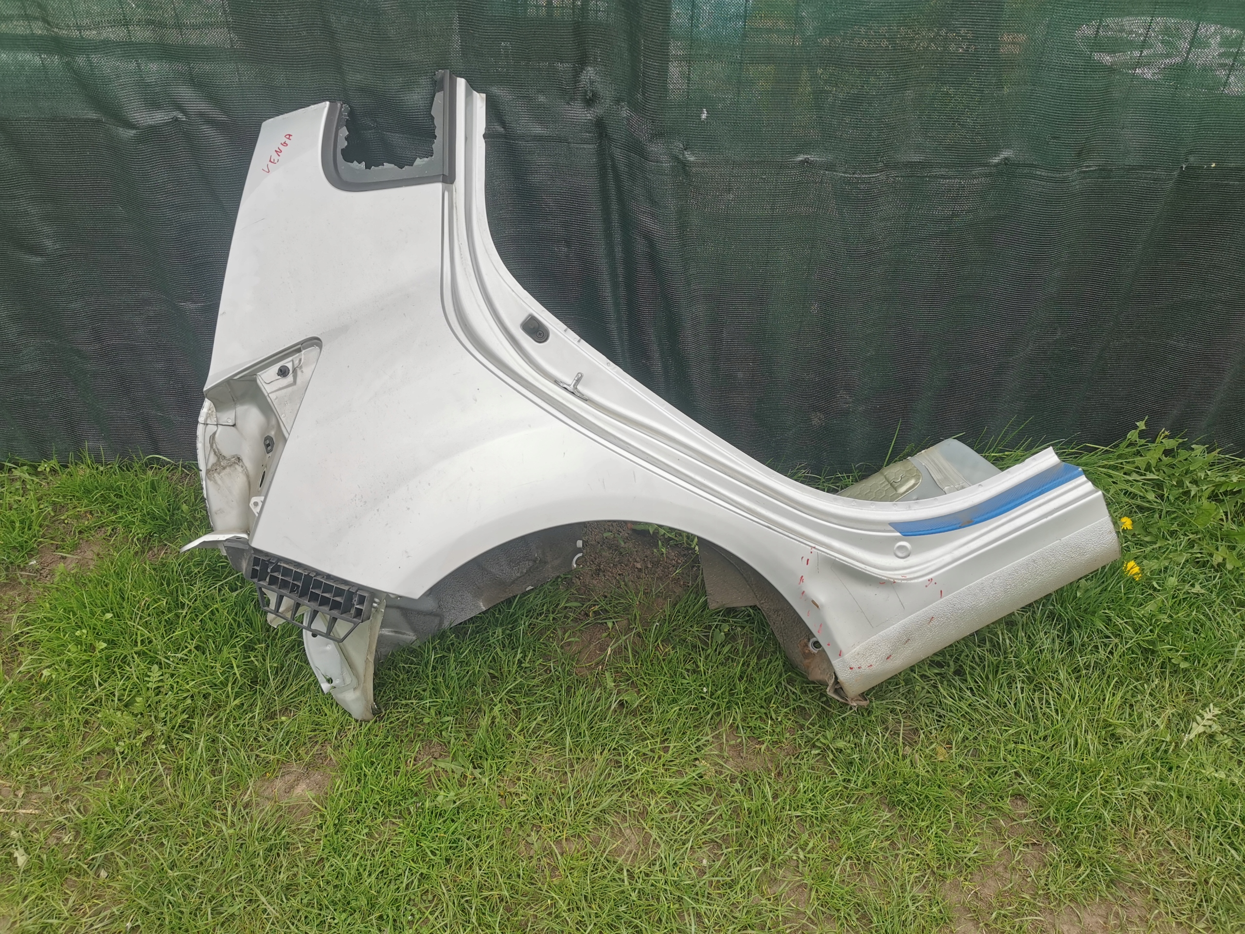 KIA VENGA КРИЛО ПРАВИЙ ЗАД.r