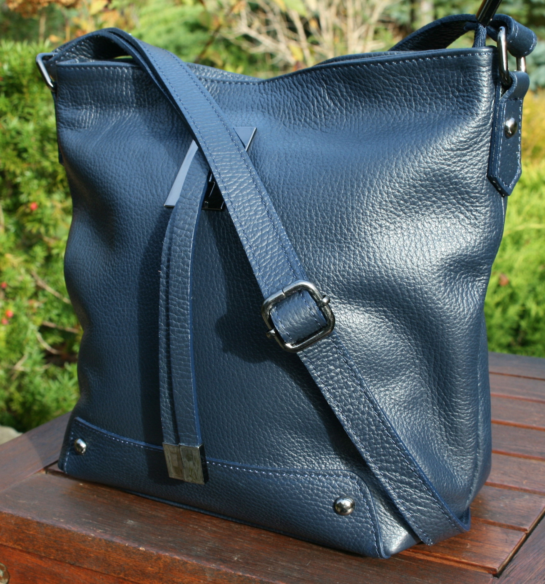 Kožená kabelka italská modrá s jinými vzory, barva