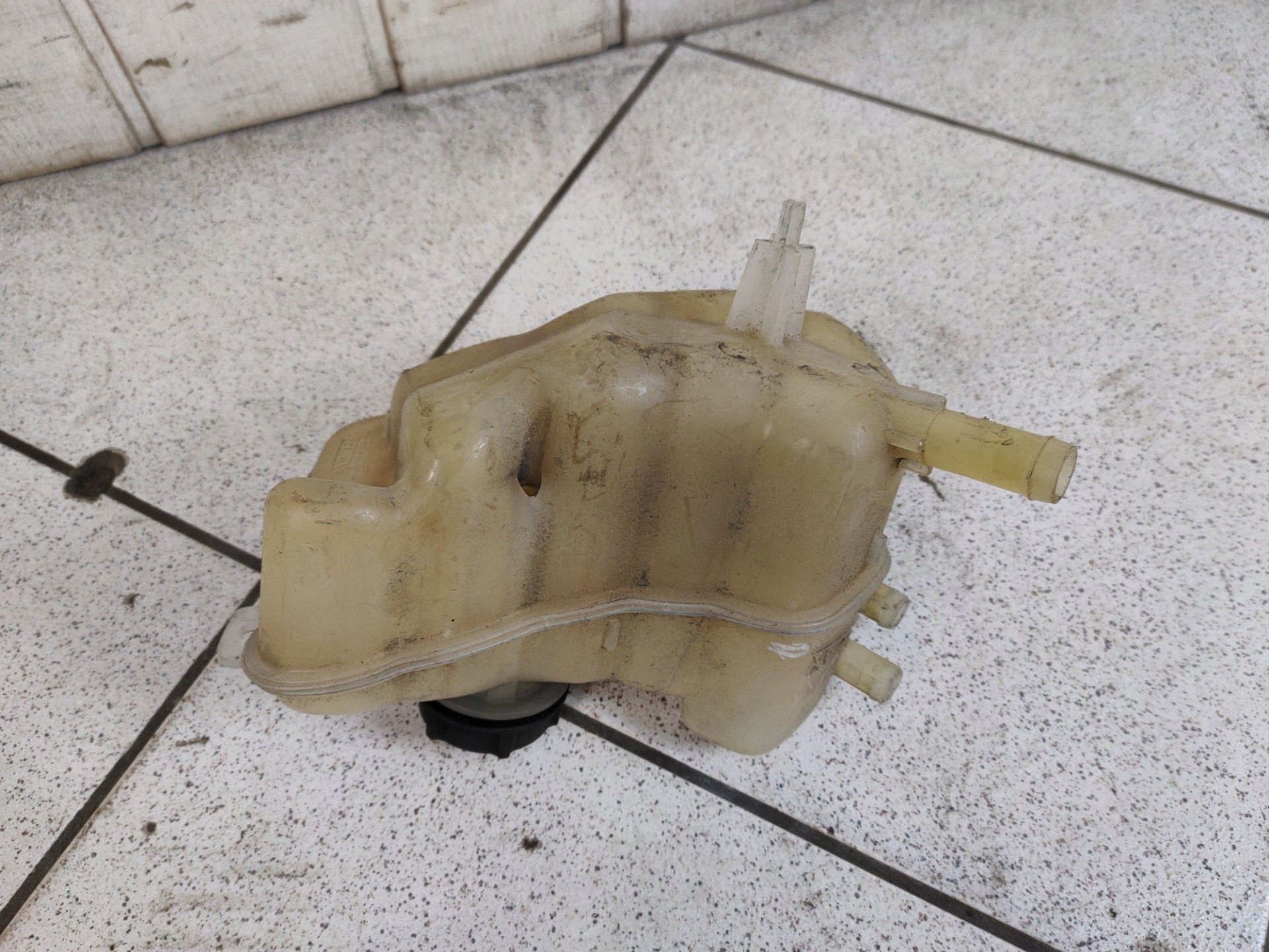 Scheibenwaschbehälter Ford Fusion USA 2 2013 DG93-8A080-AD