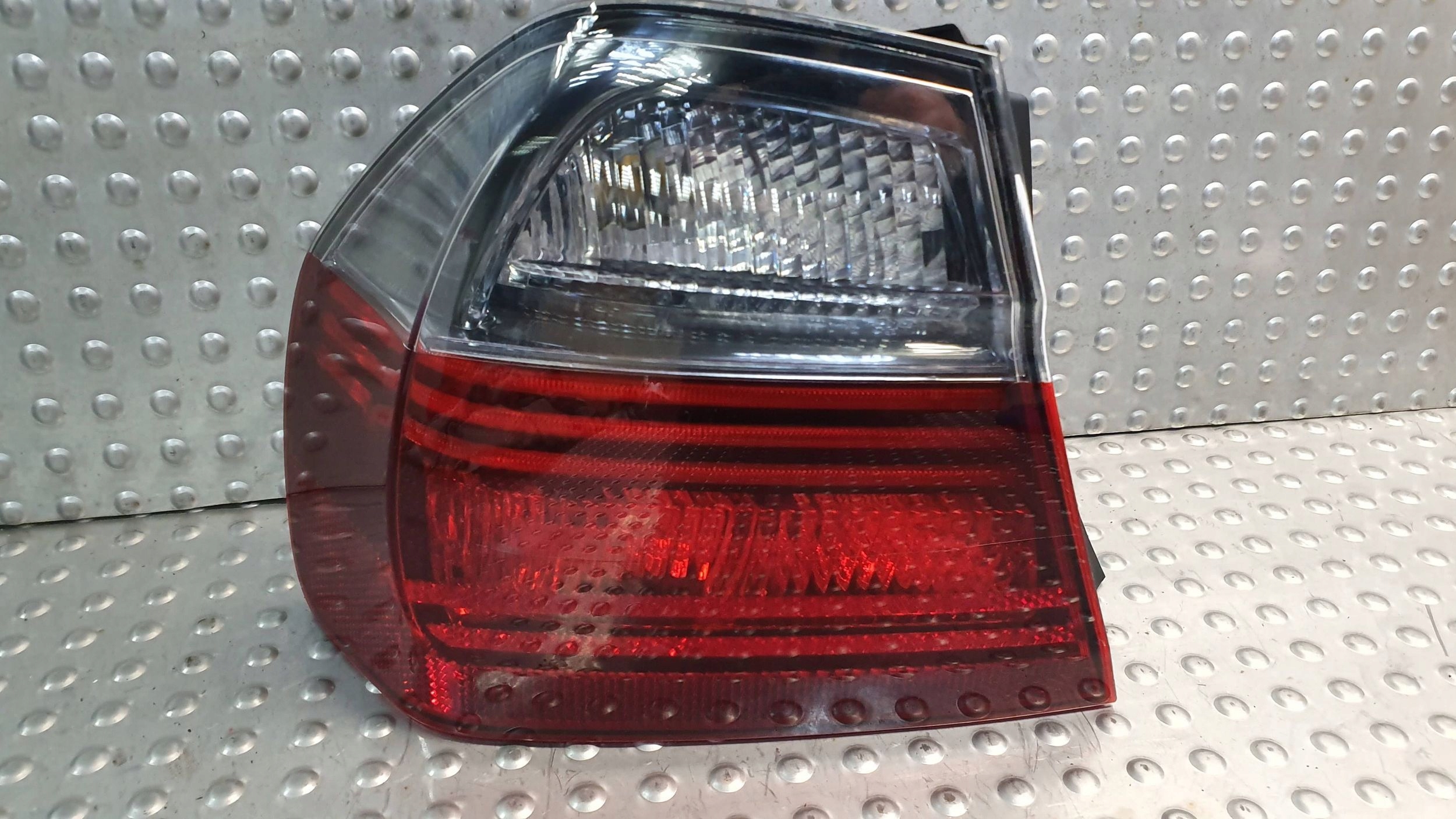 LAMPA TYŁ LEWA BMW 3 E90 BLACK LINE 0406879 04-