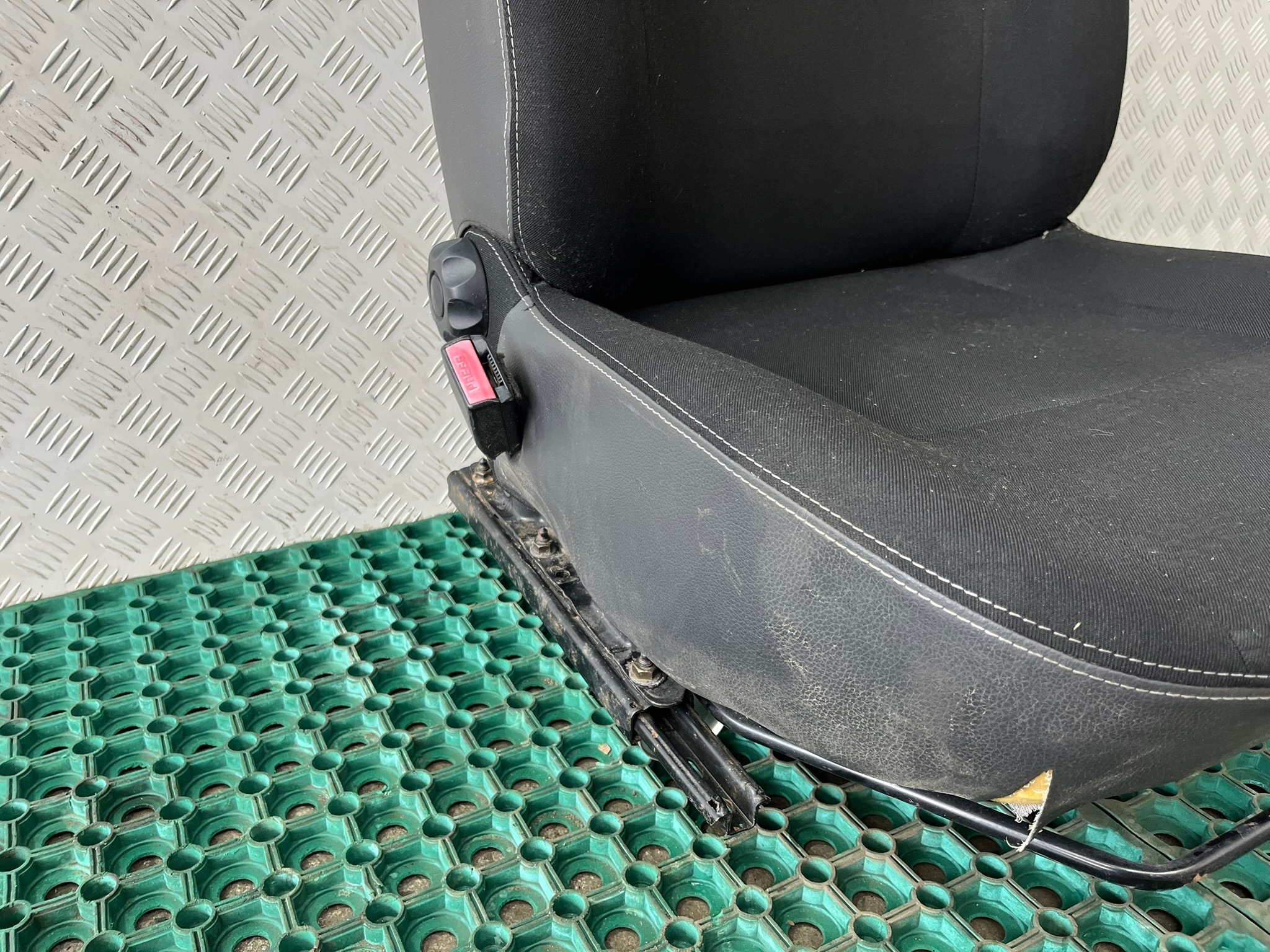 DACIA DUSTER 10-18 seat front left driver´s EUROPA original