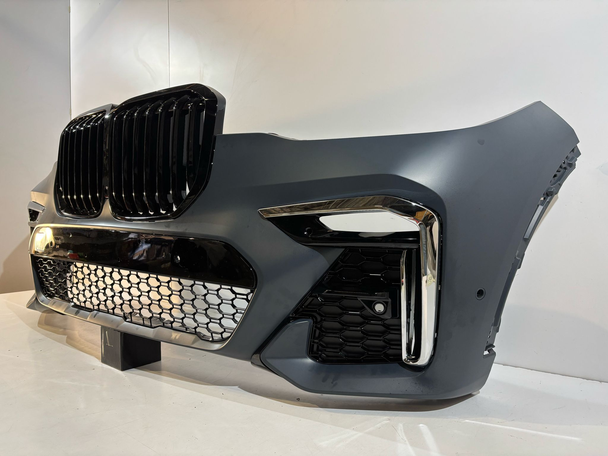 BMW X7 G07 M-Pakiet Zderzak przedni - 17651 Typ samochodu Samochody osobowe