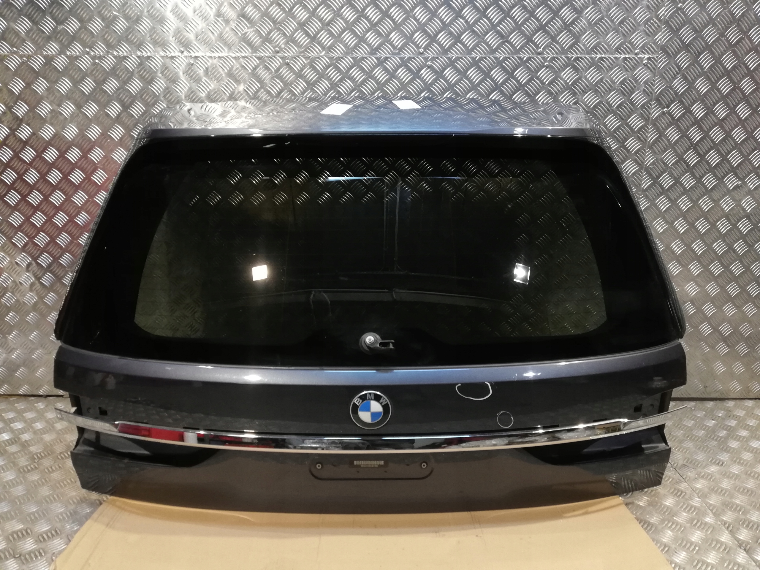 BMW X7 G07 KLAPA TYŁ SZYBA CIEMNA KAMERA C27 Producent części BMW OE
