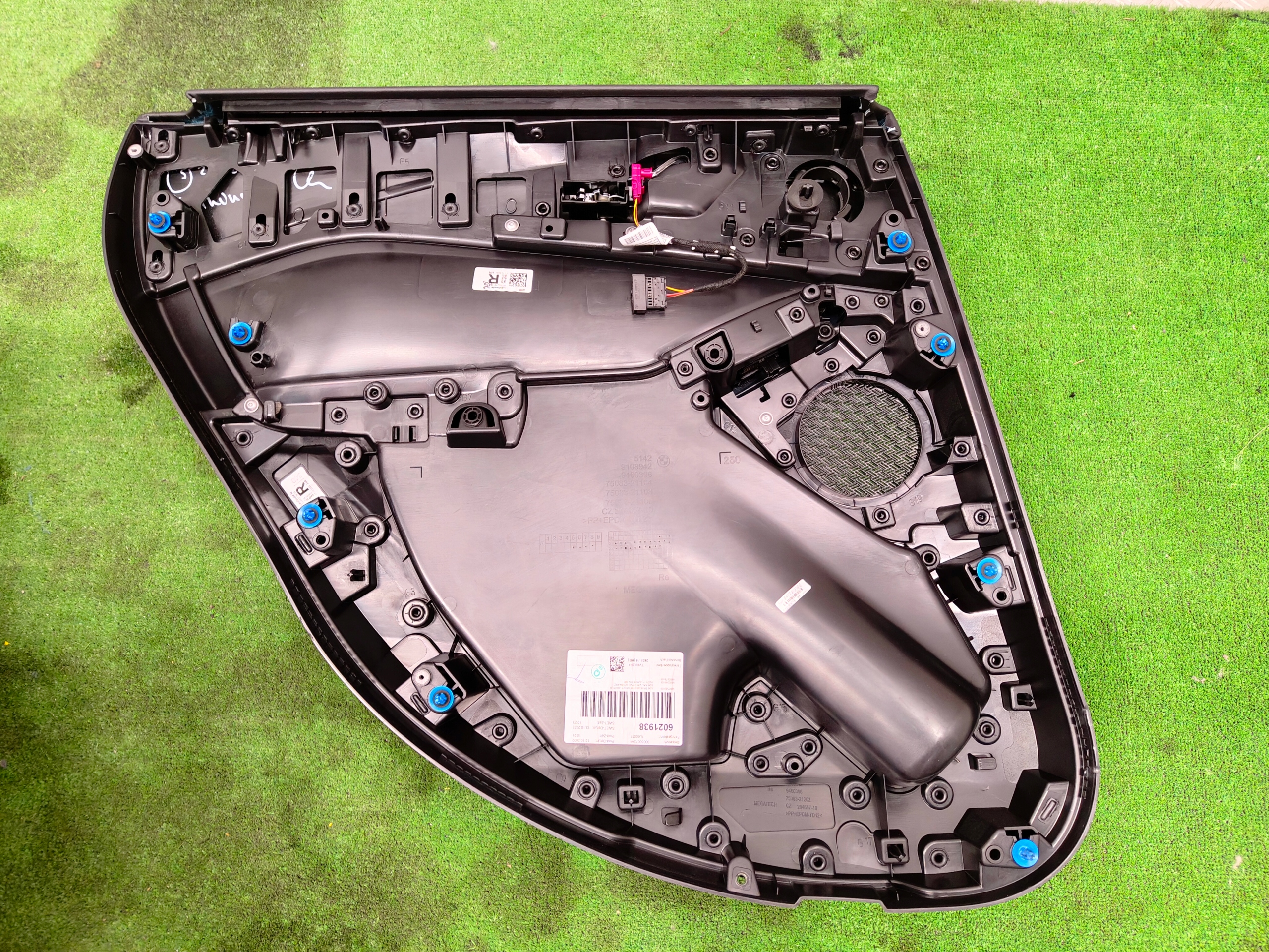 BMW 2 U06 side upholstery door right rear part