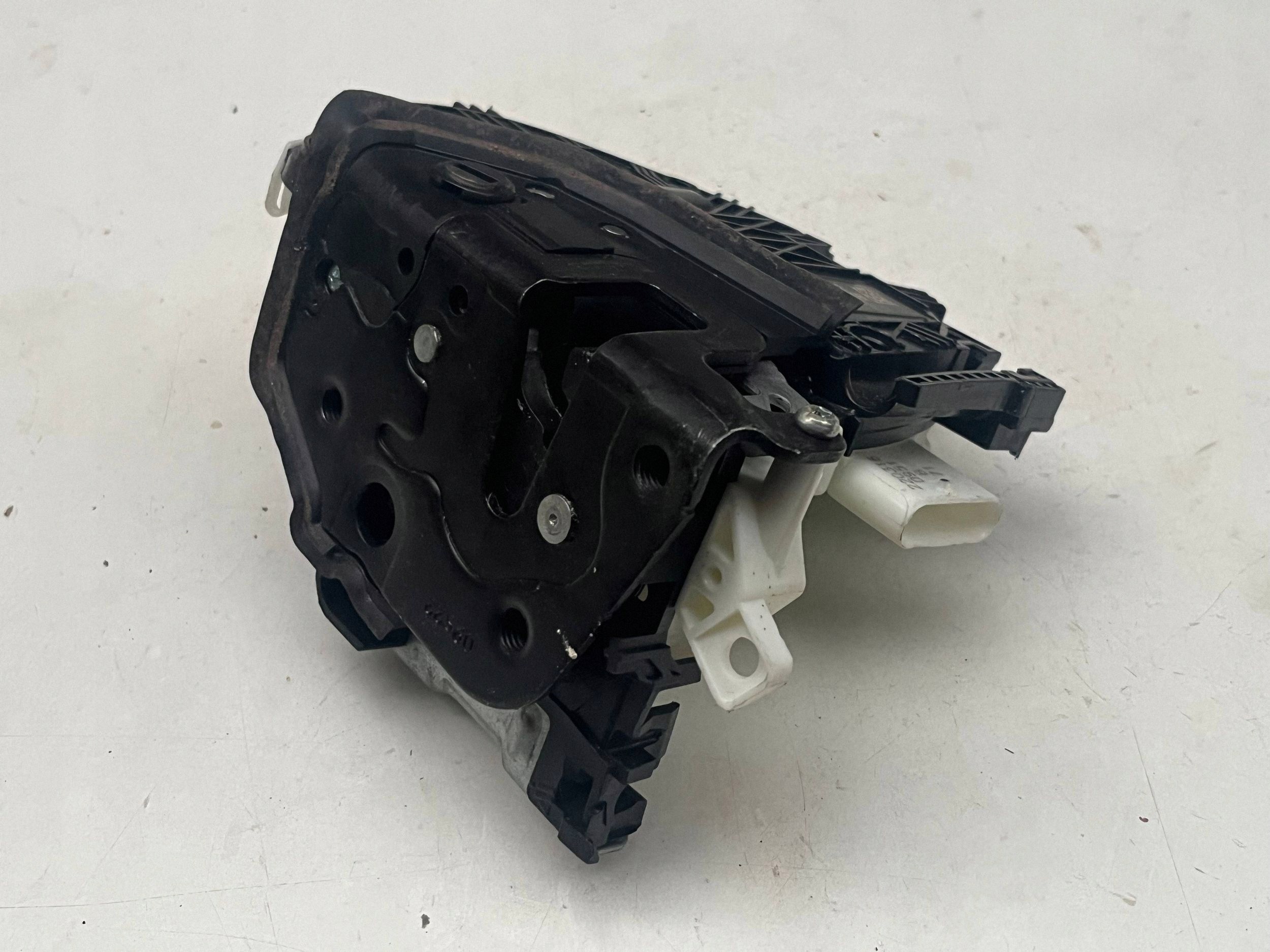 AUDI A4 B9 lock door left rear part 8X0839015F @M