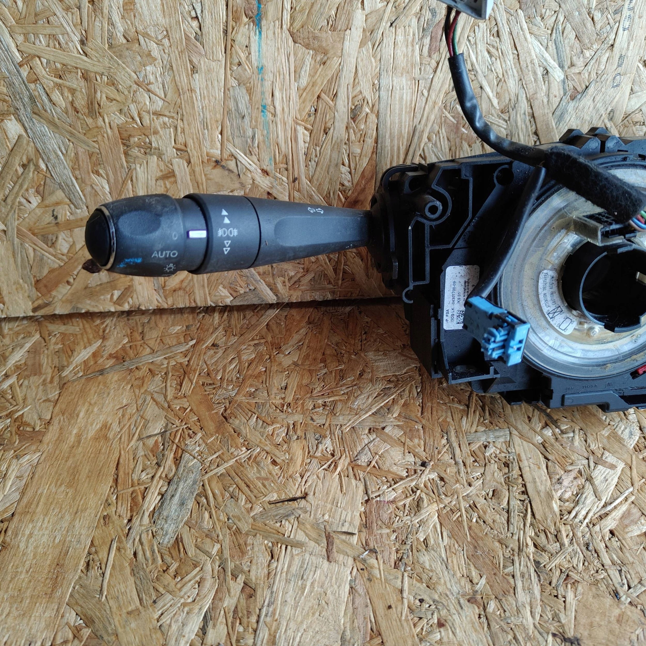 commande levier commodo sous volant Citroen C4 II 98000223ZD
