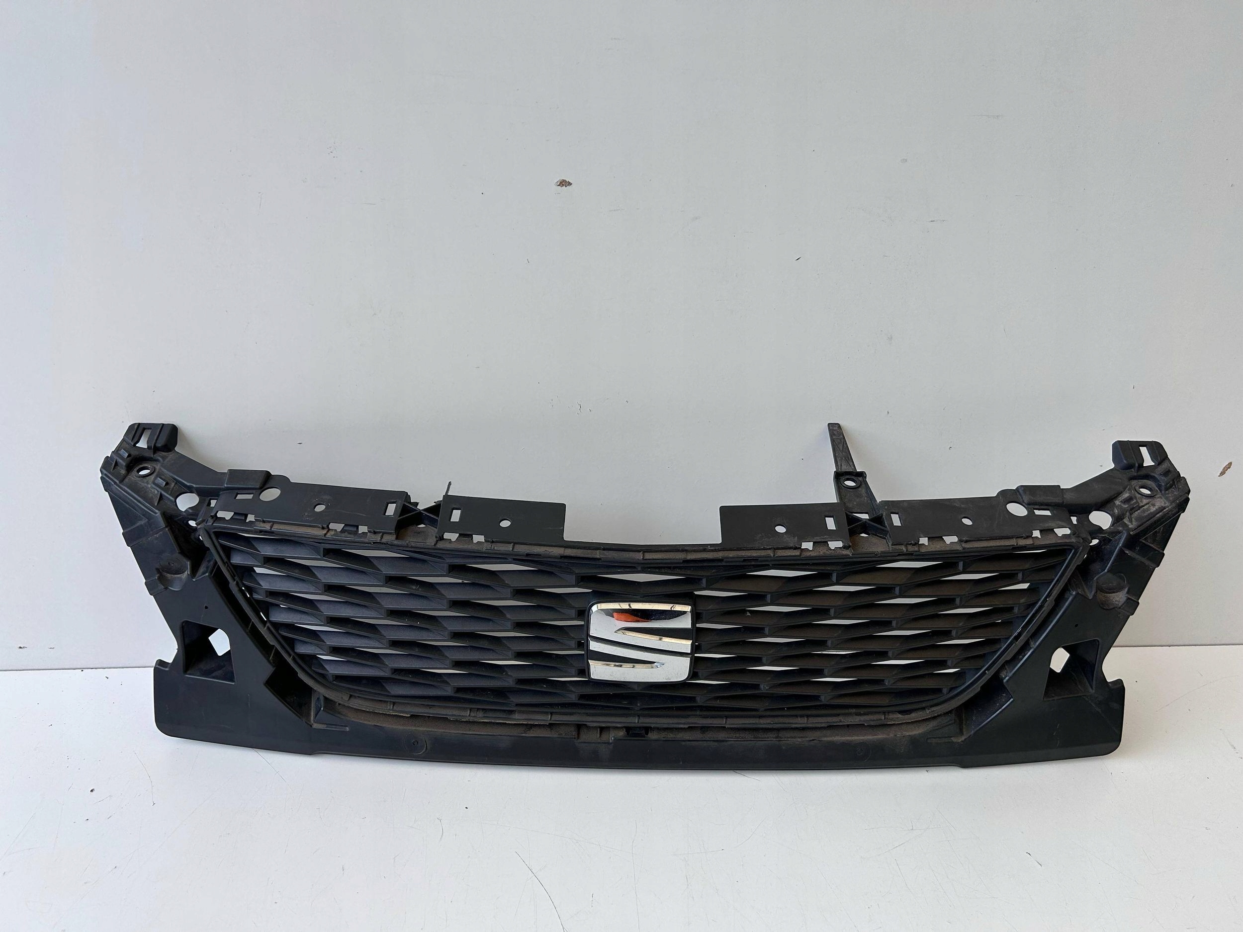 seat Leon III рестайлинг решетка радиатора 5F0853654 F оригинал