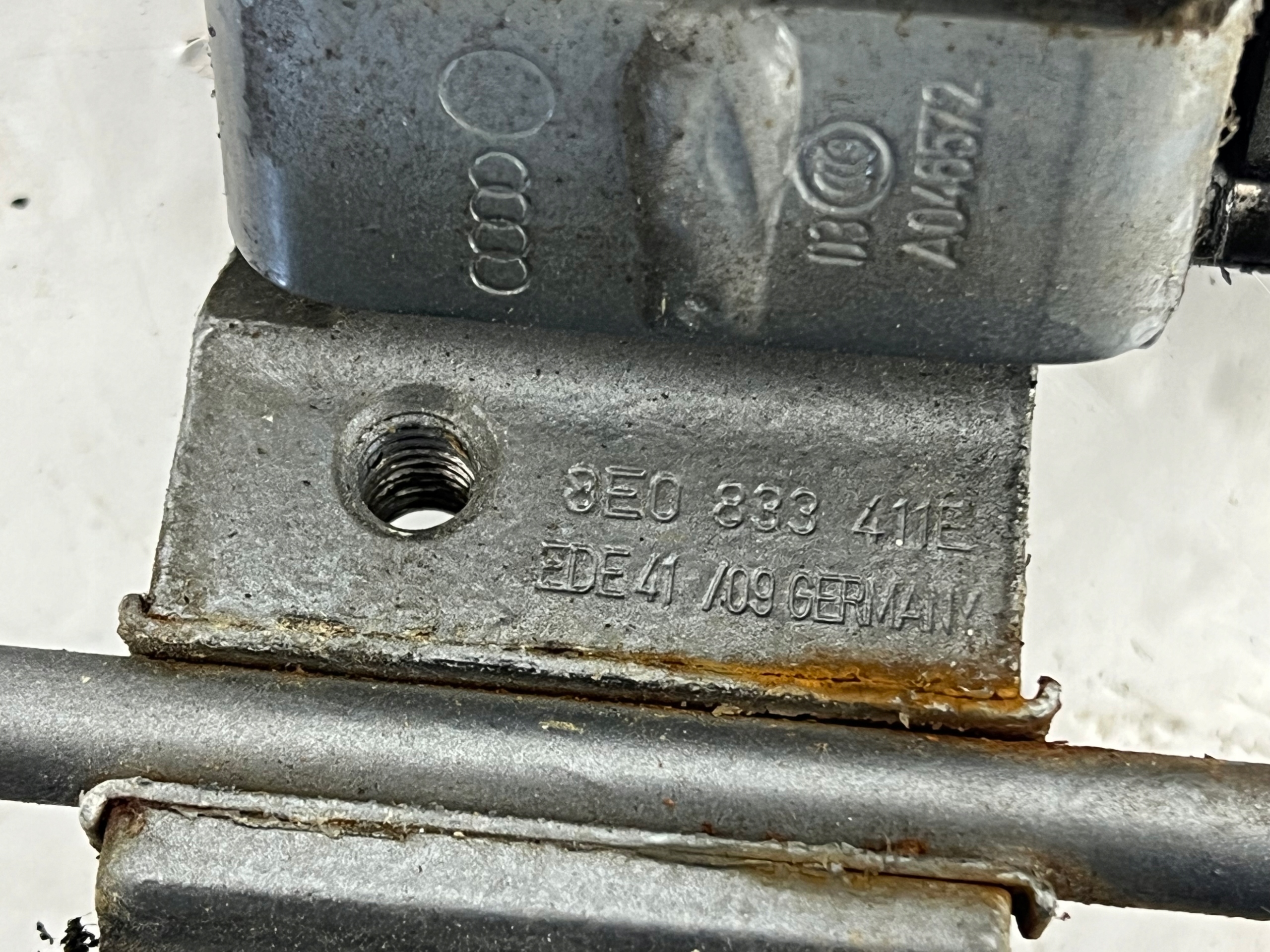 AUDI A6 C6 LIFT hinge door left rear part lower 8E0833411E