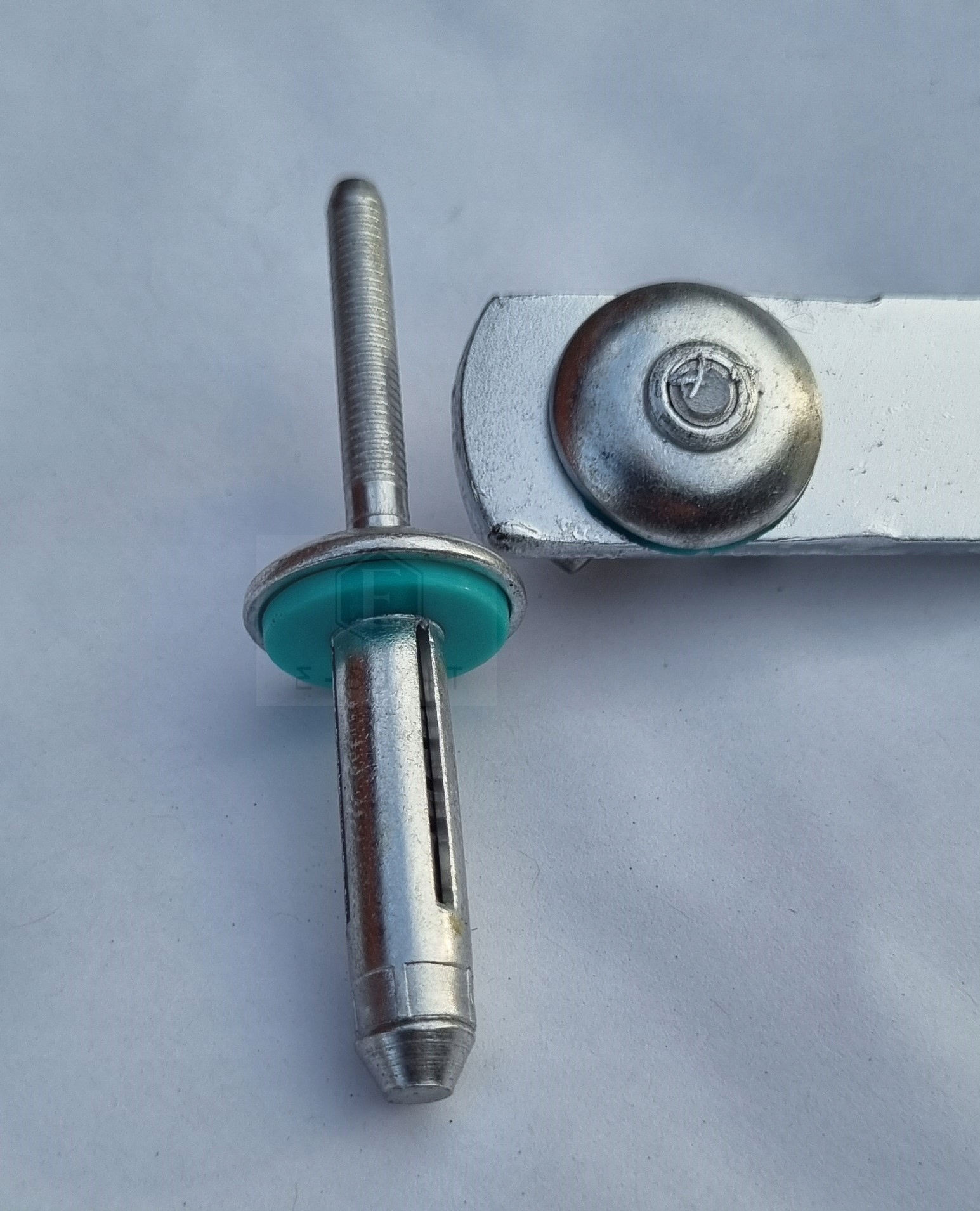 Montážní nýty 7.5x28 hlava 19mm vzduchotěsná x50