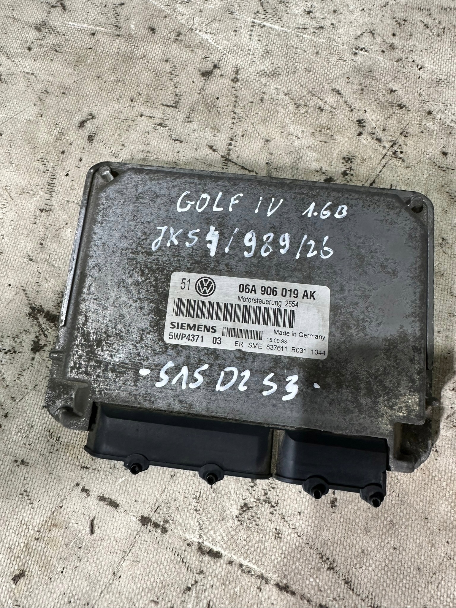 control unit of the engine VOLKSWAGEN VW GOLF IV 1.6B 06A906019AK