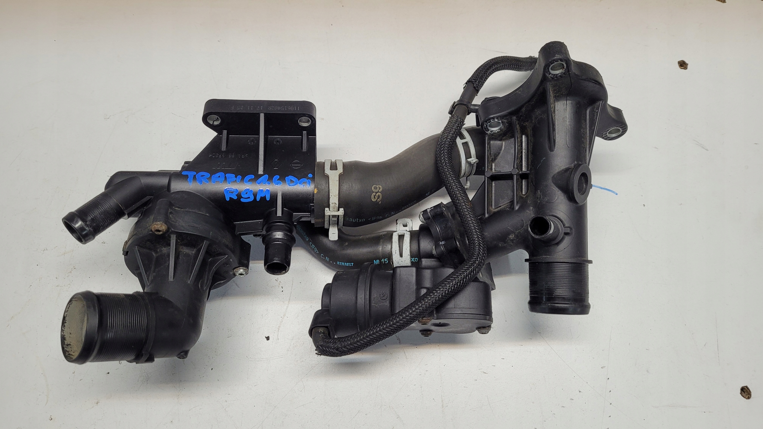110600686R 110615482R - КОРПУС ТЕРМОСТАТА ШЛАНГ RENAULT TRAFIC 1.6 DCI R9M