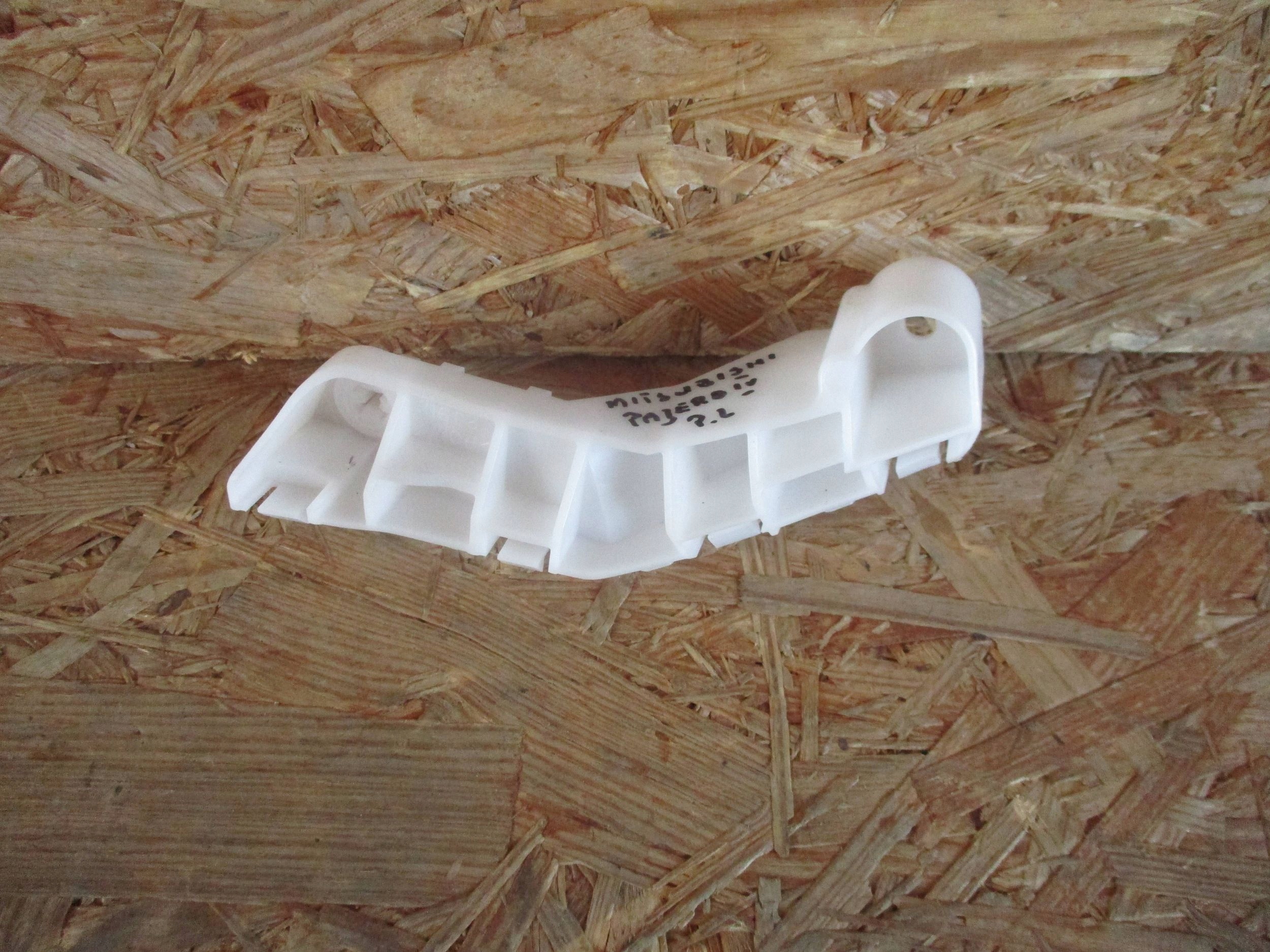 Supporto sinistra Paraurti Anteriore MITSUBISHI PAJERO IV