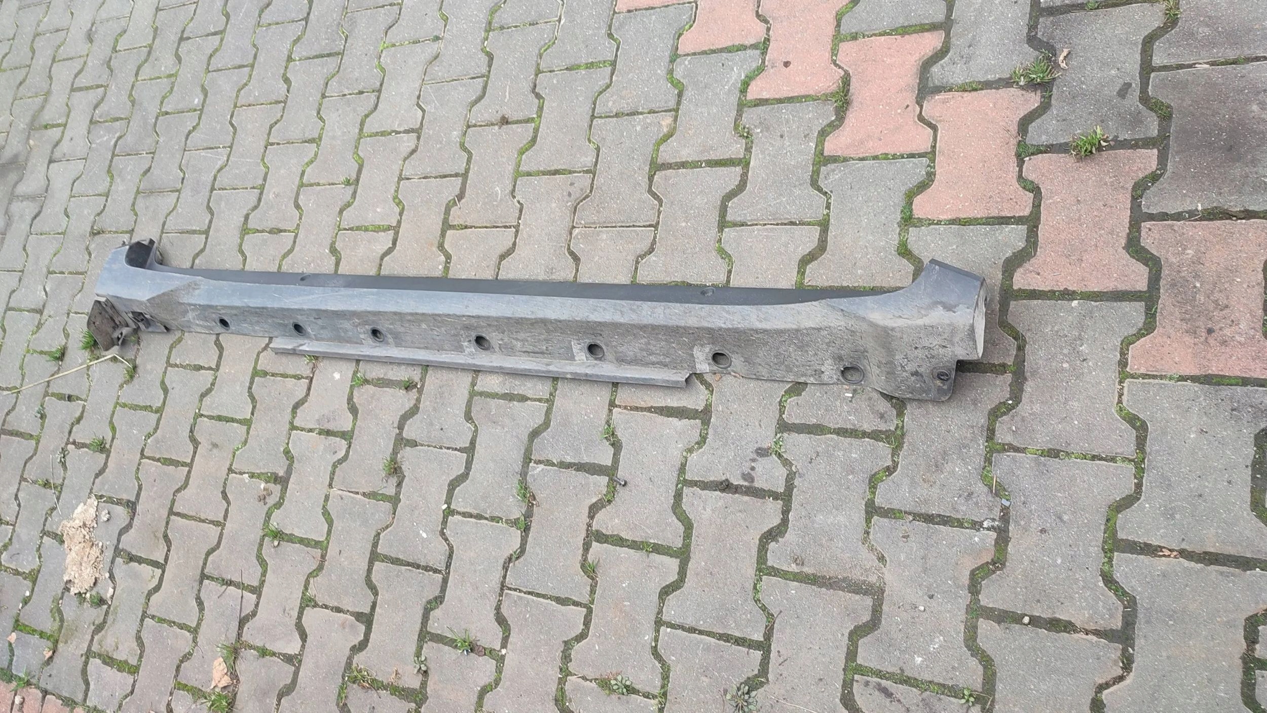Toyota C-HR and 2019 right side moulding threshold