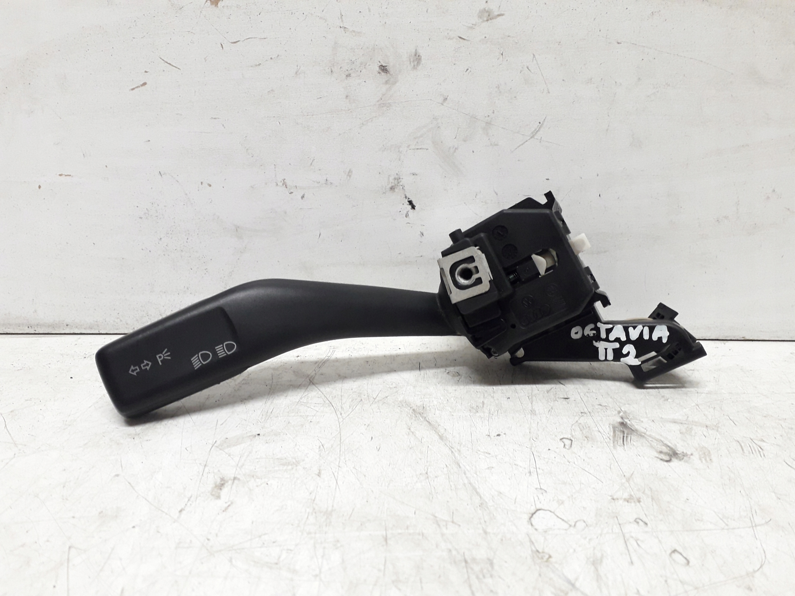 SKODA OCTAVIA 2 II PRZEŁĄCZNIK MANETKA ŚWIATEŁ KIERUNKOWSKAZÓW 1K0953513