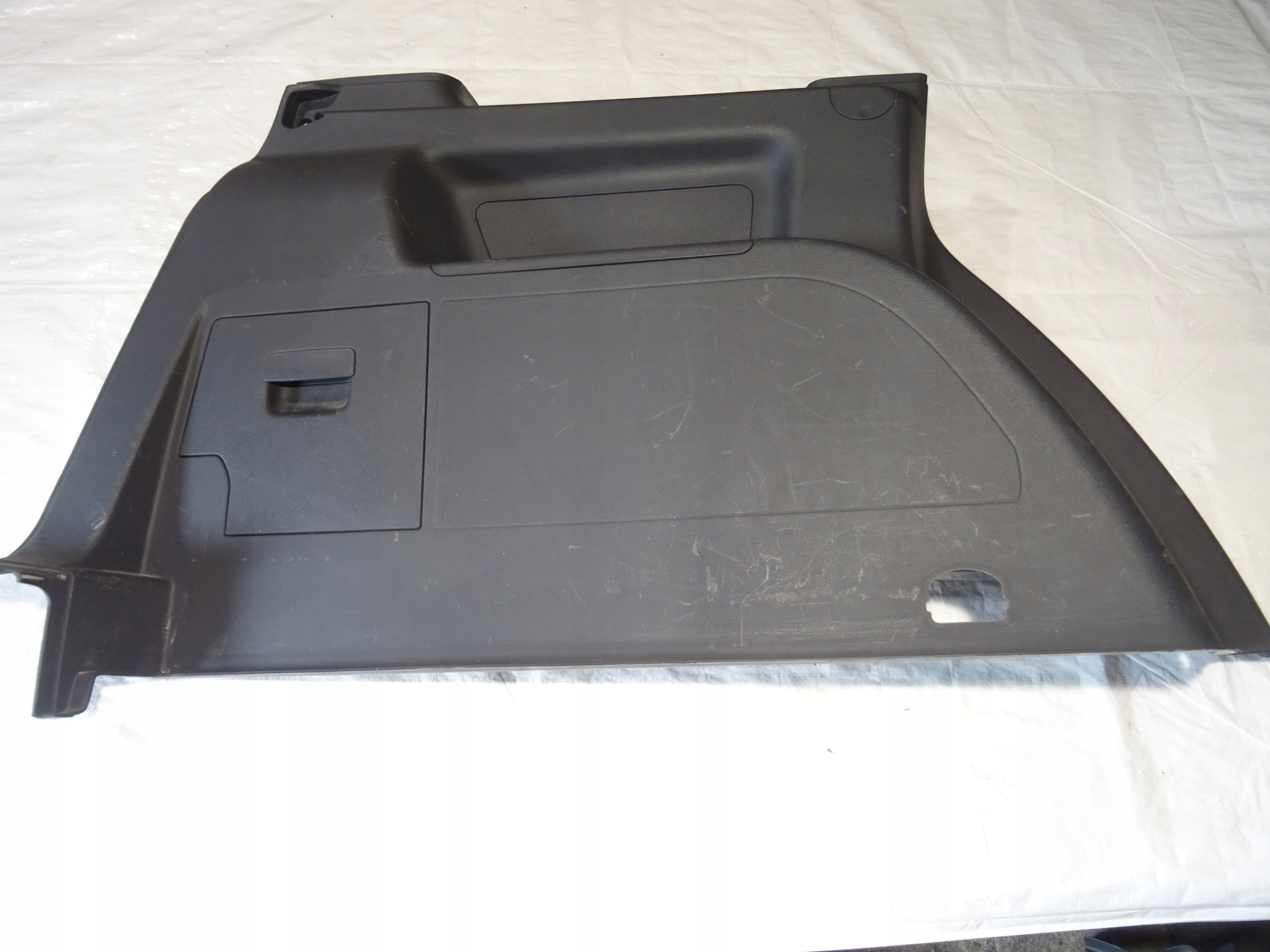 BOCZEK TAPICERKA BAGAŻNIKA TYŁ LEWY VW TOURAN I 1