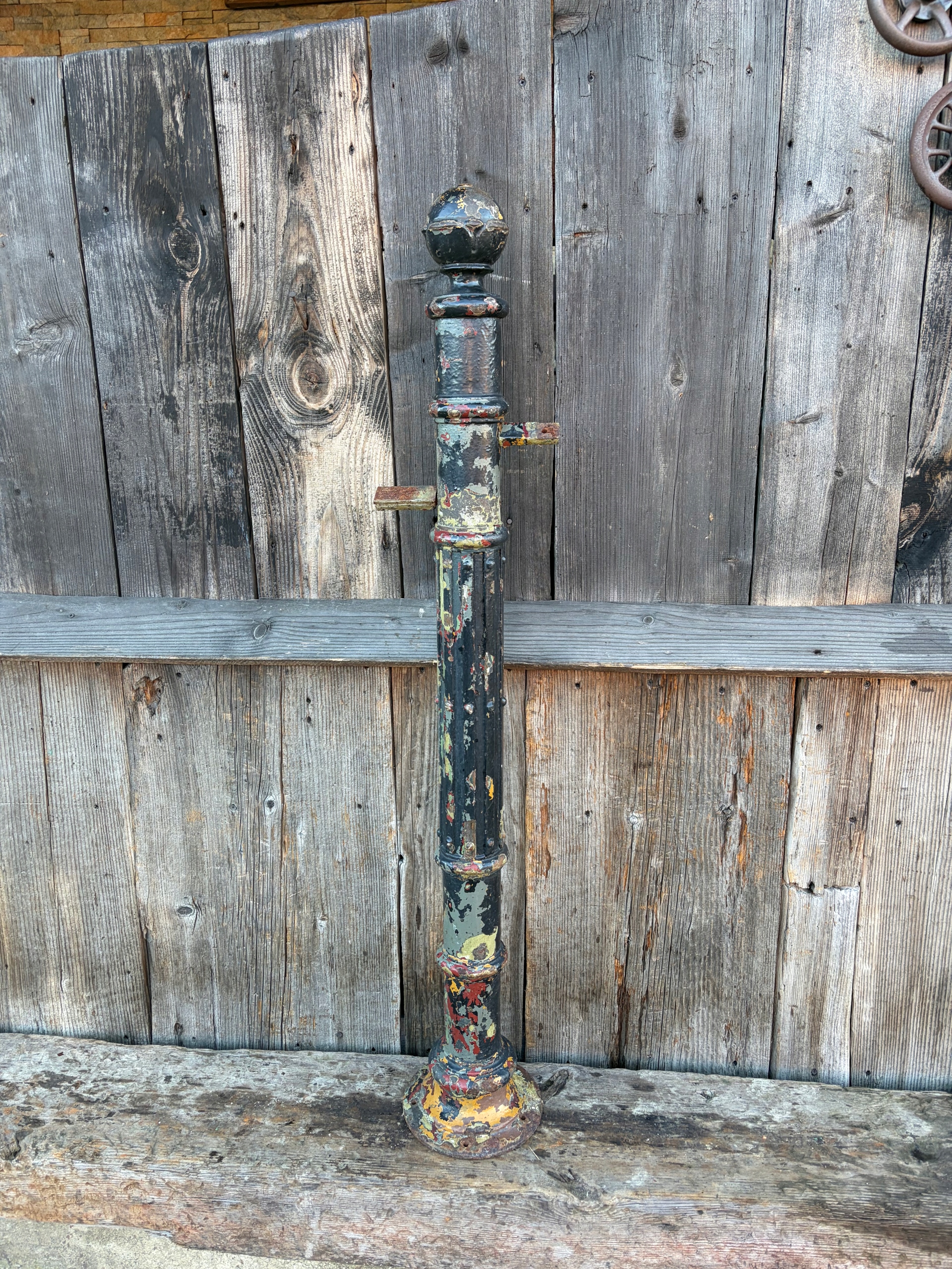 Stary żeliwny słupek MASYWNY