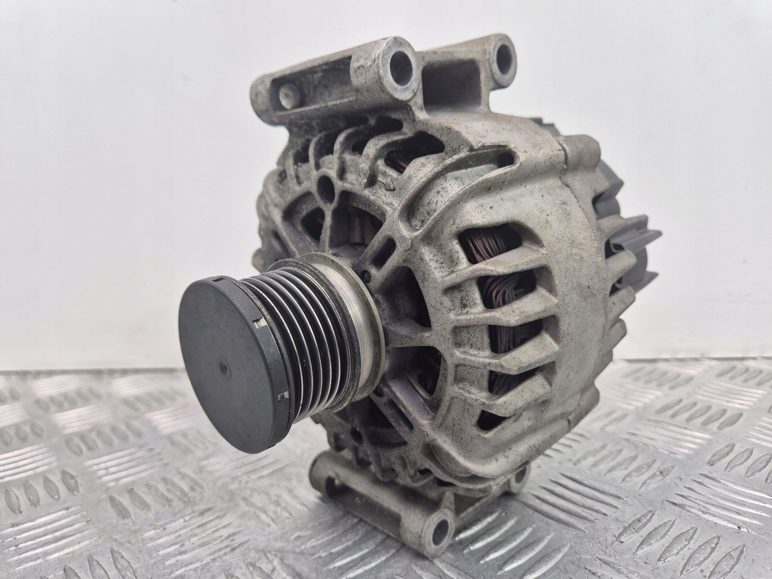 Mercedes E250 CGI W212 1.8 Alternator A0009067902 M271